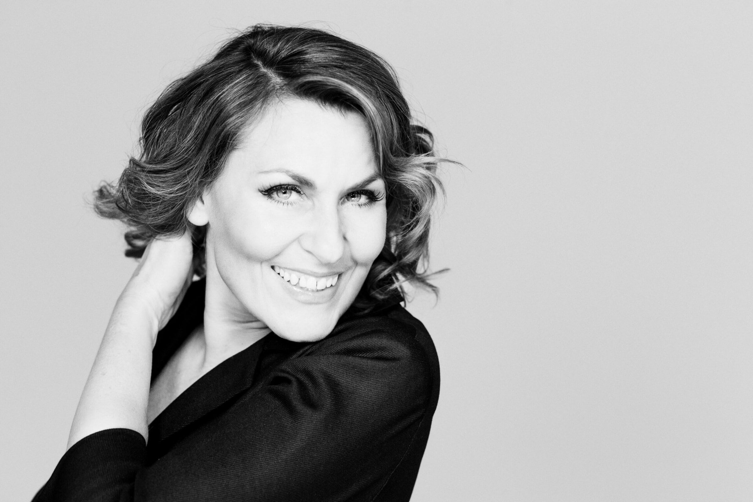 Kaya Brüel iført sort bluse sorthvid