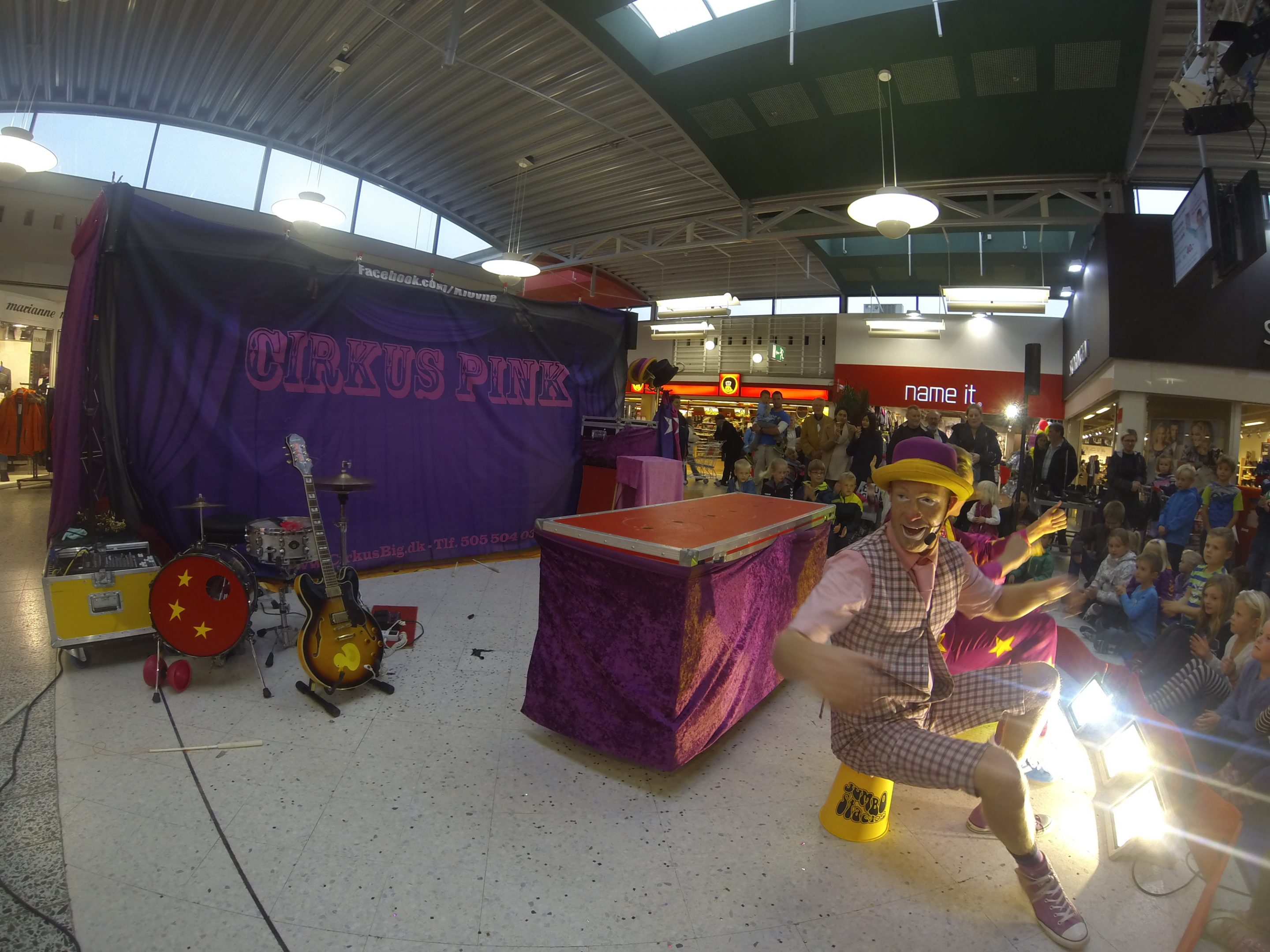 Cirkus Pink siddende i center