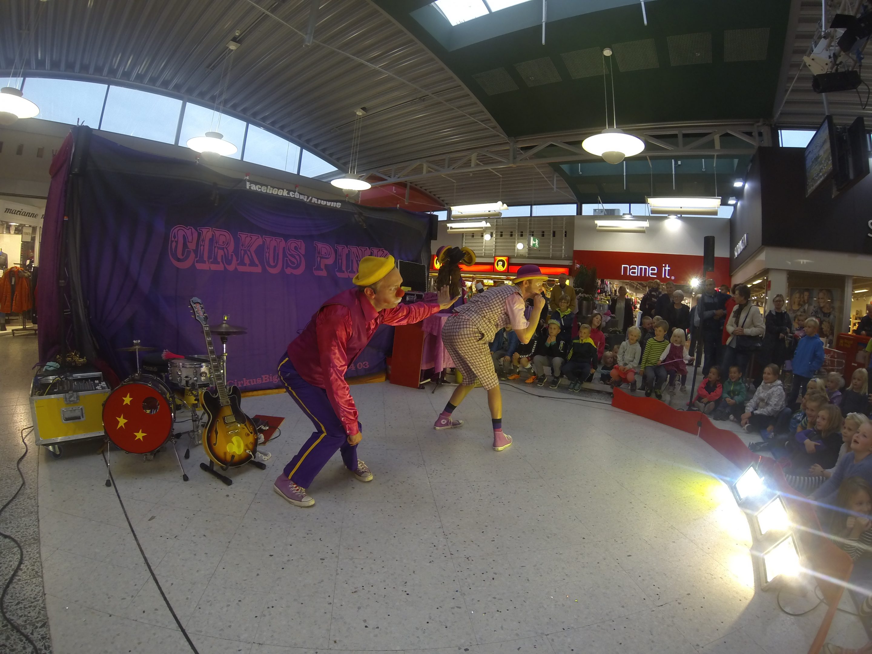 Cirkus Pink optræder i center