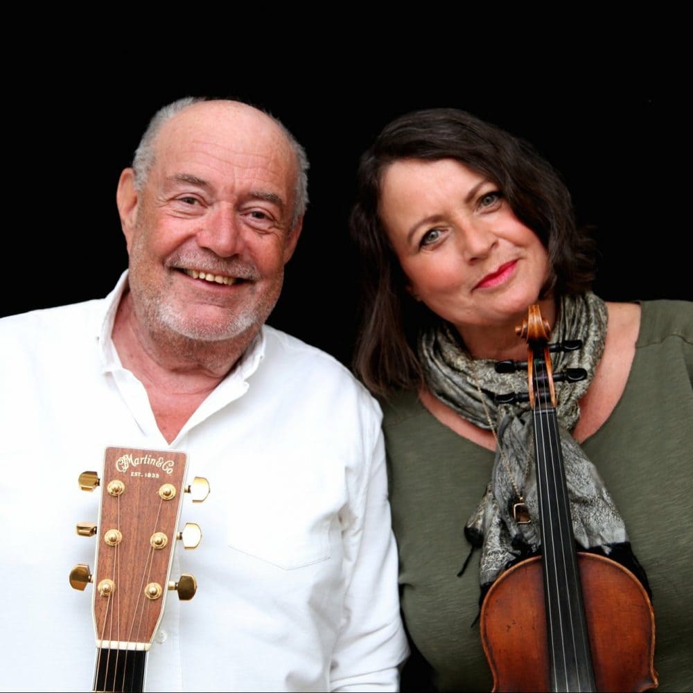 Lasse og Mathilde med instrumenter og sort baggrund
