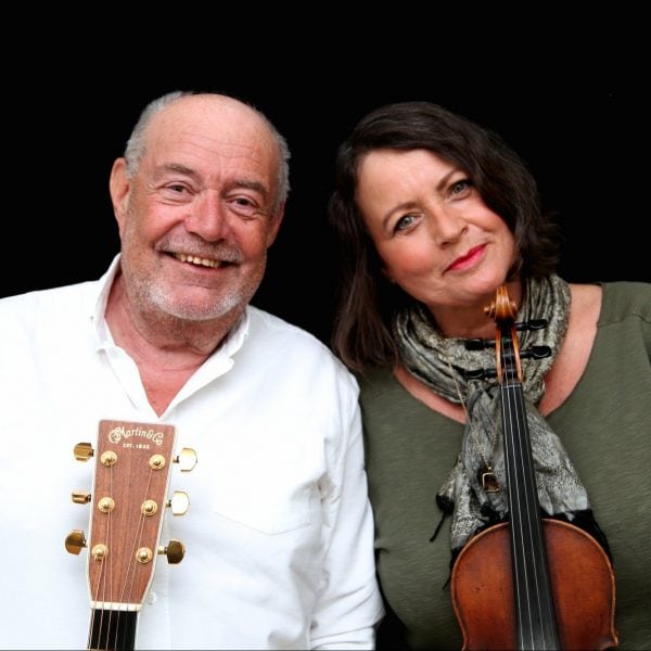 Lasse og Mathilde med instrumenter og sort baggrund