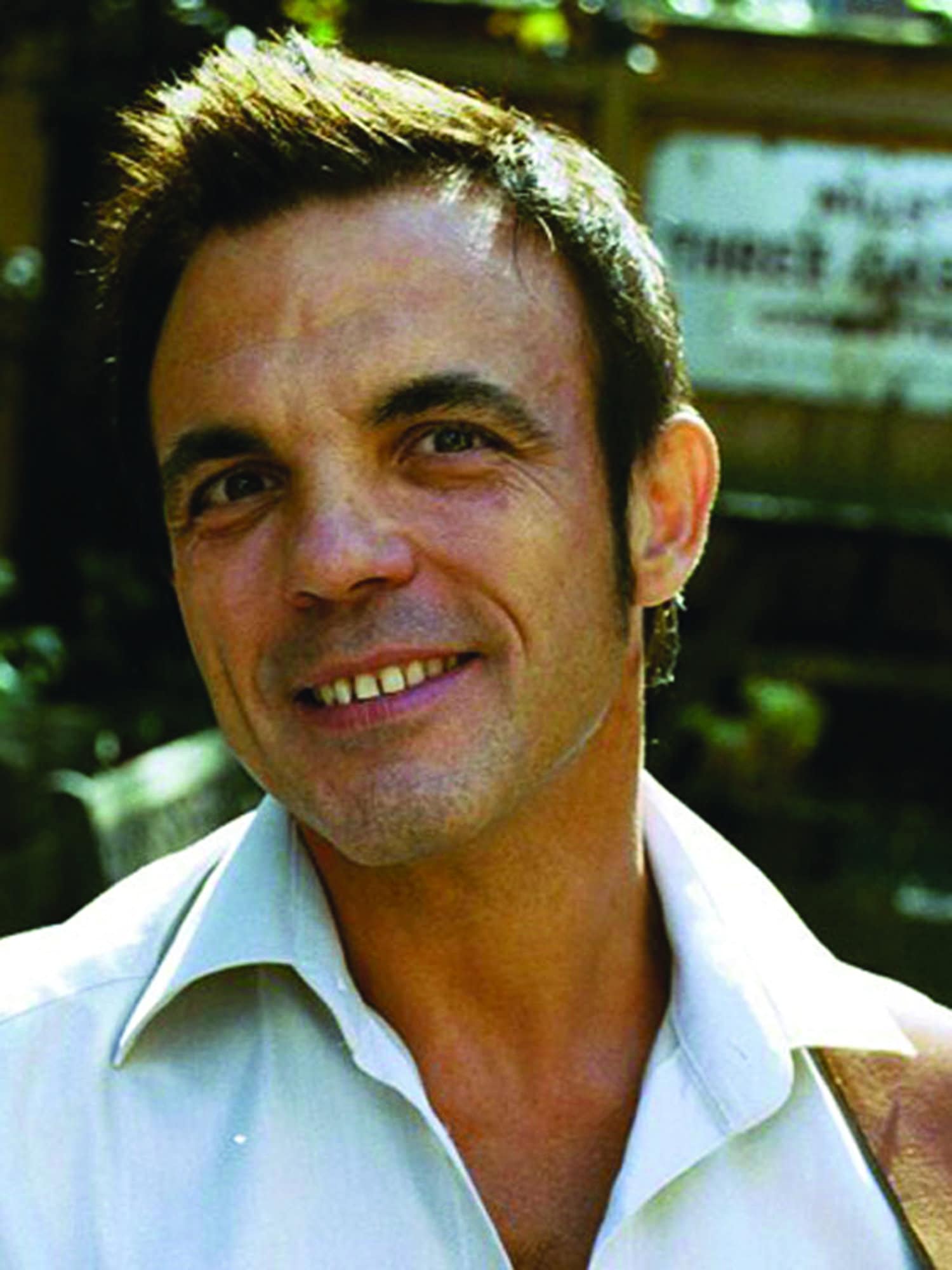 Luis Anguita iført skjorte