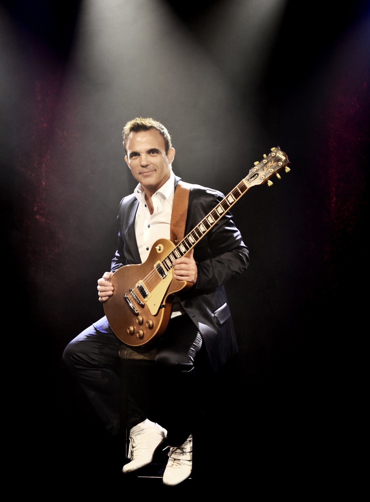 Luis Anguita siddende med guitar