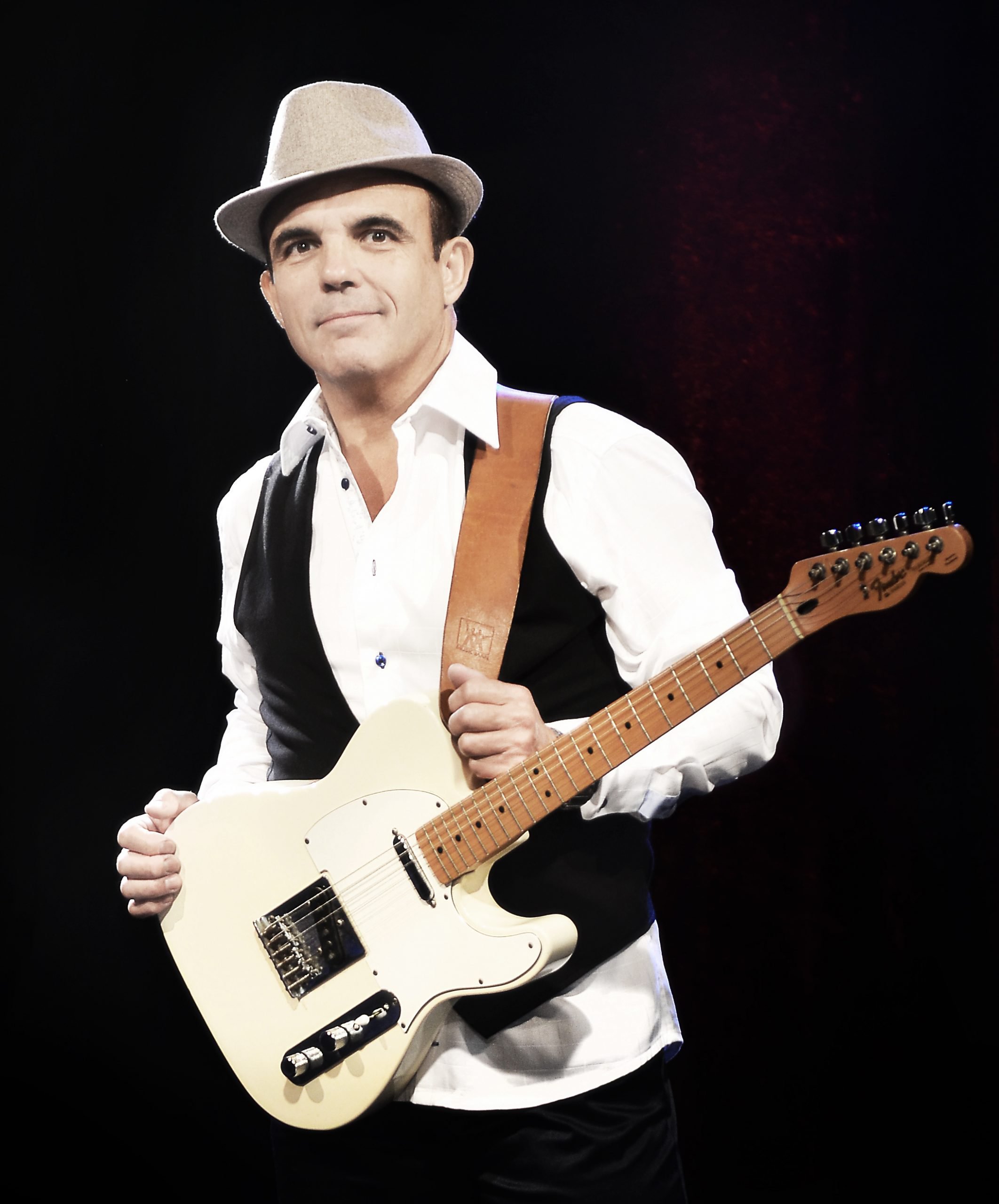 Luis Anguita iført hvid skjorte og vest