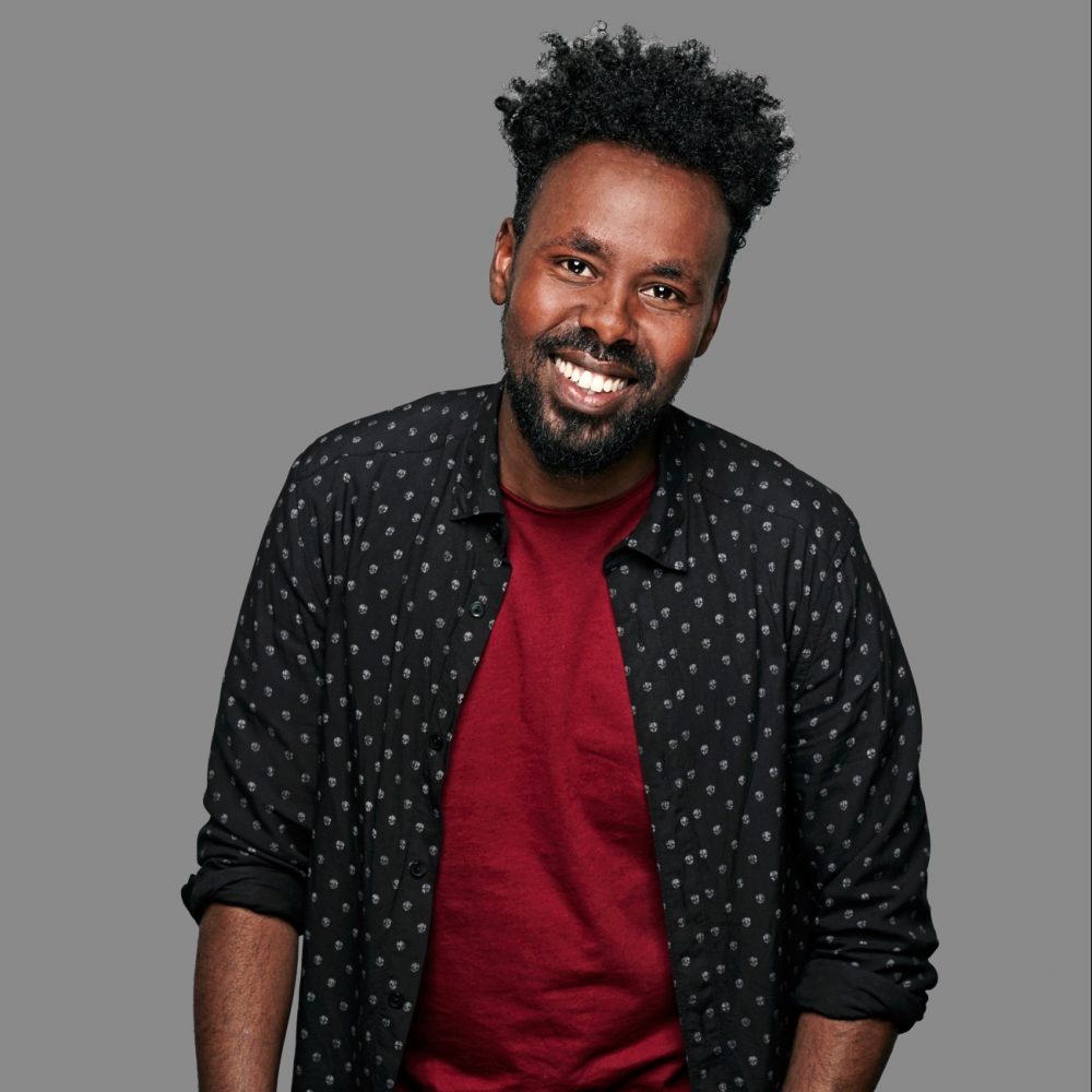 Mahamad Habane med rød T-shirt