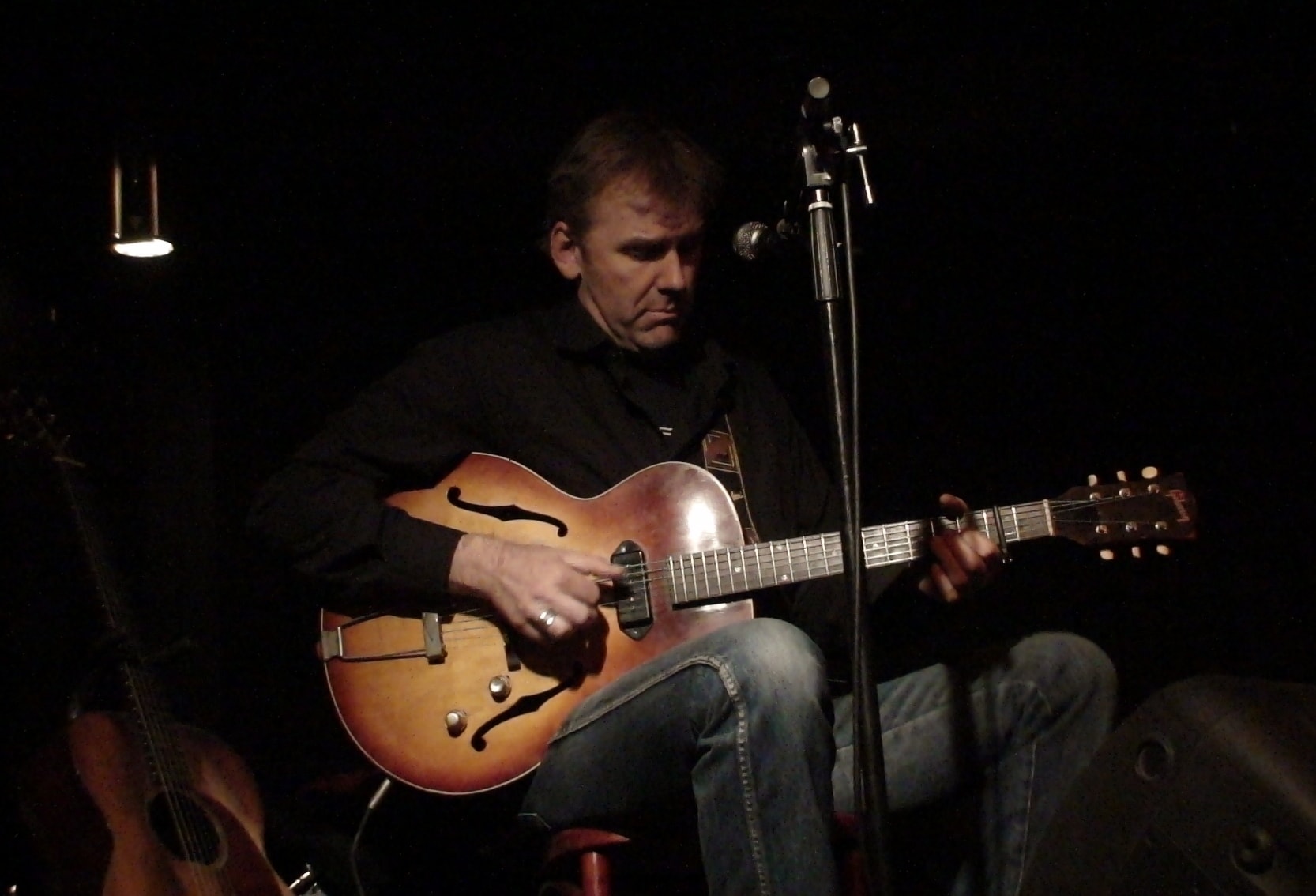 Max Wolff siddende med sin guitar