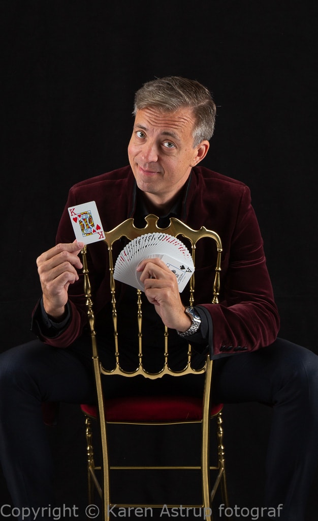 Michael Frederiksen på stol med spillekort