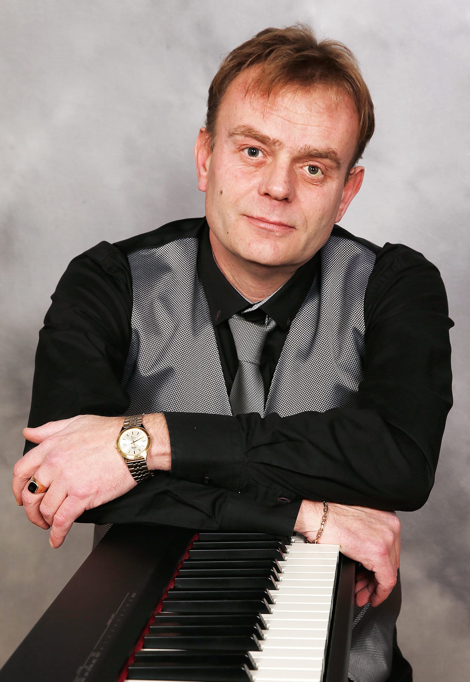 Michael Fuglsang står henover klaver