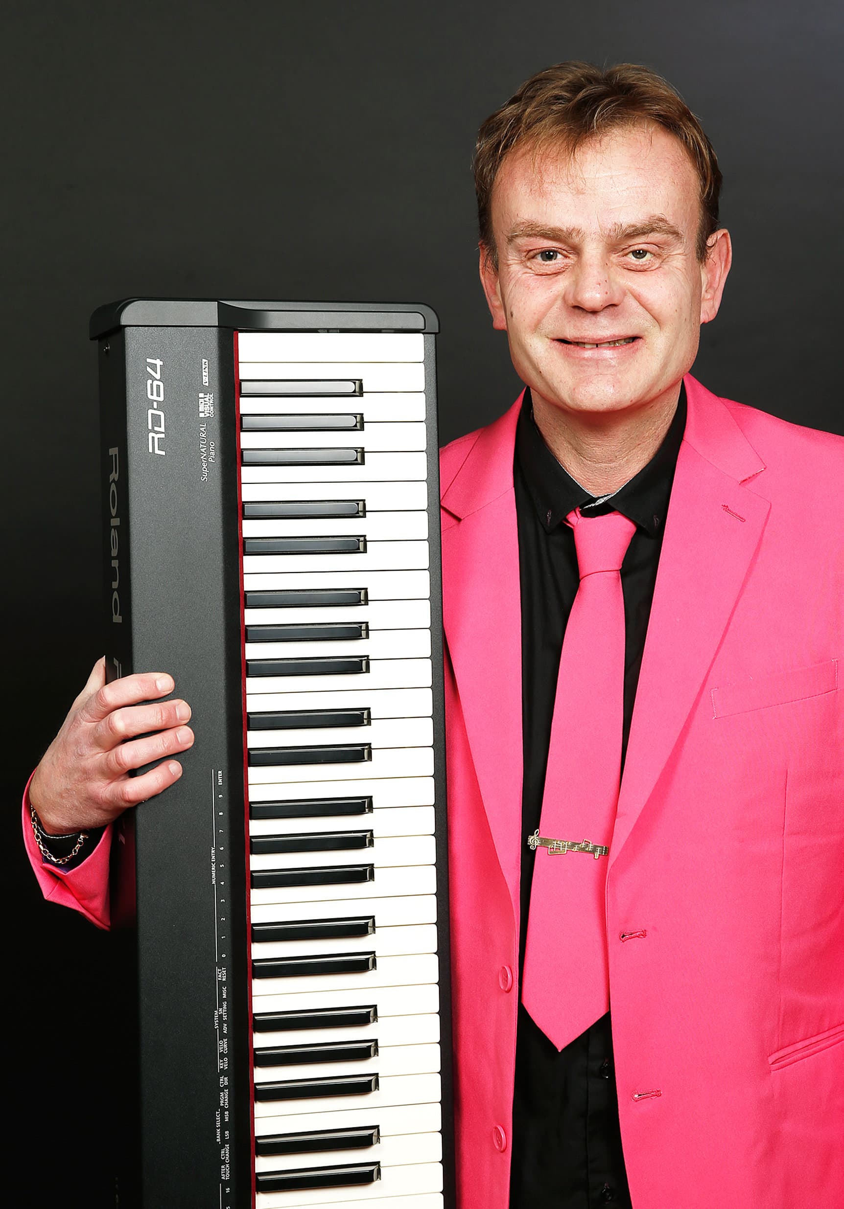 Michael Fuglsang med pink jakke og klaver