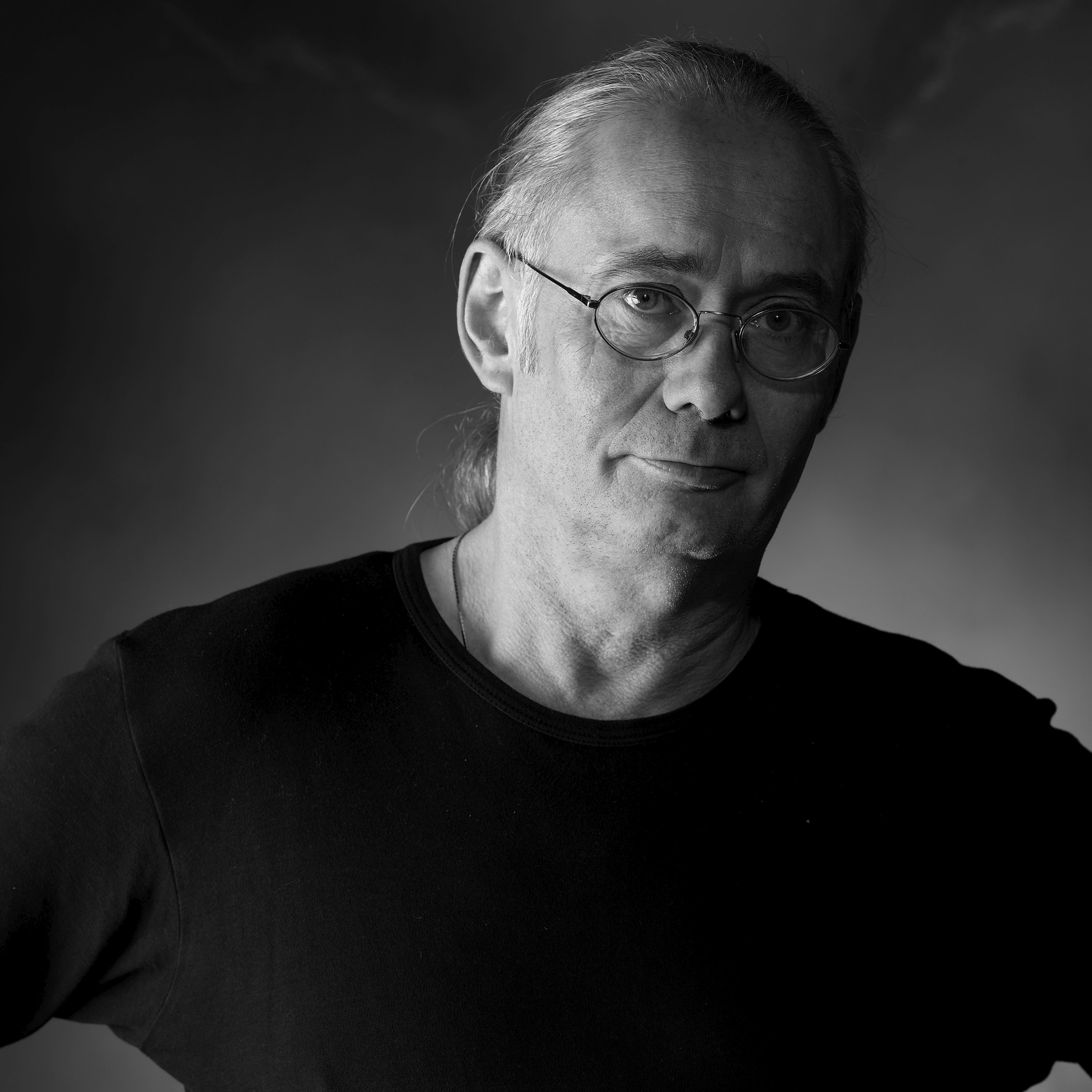 Michael Wedgwood sort hvid med briller