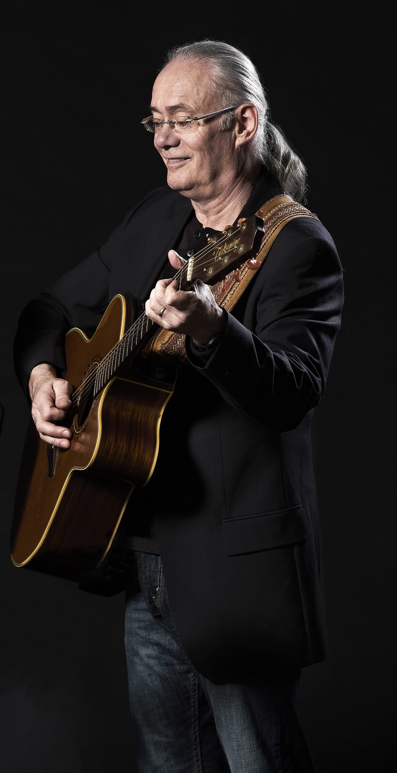 Michael Wedgwood står med sin guitar