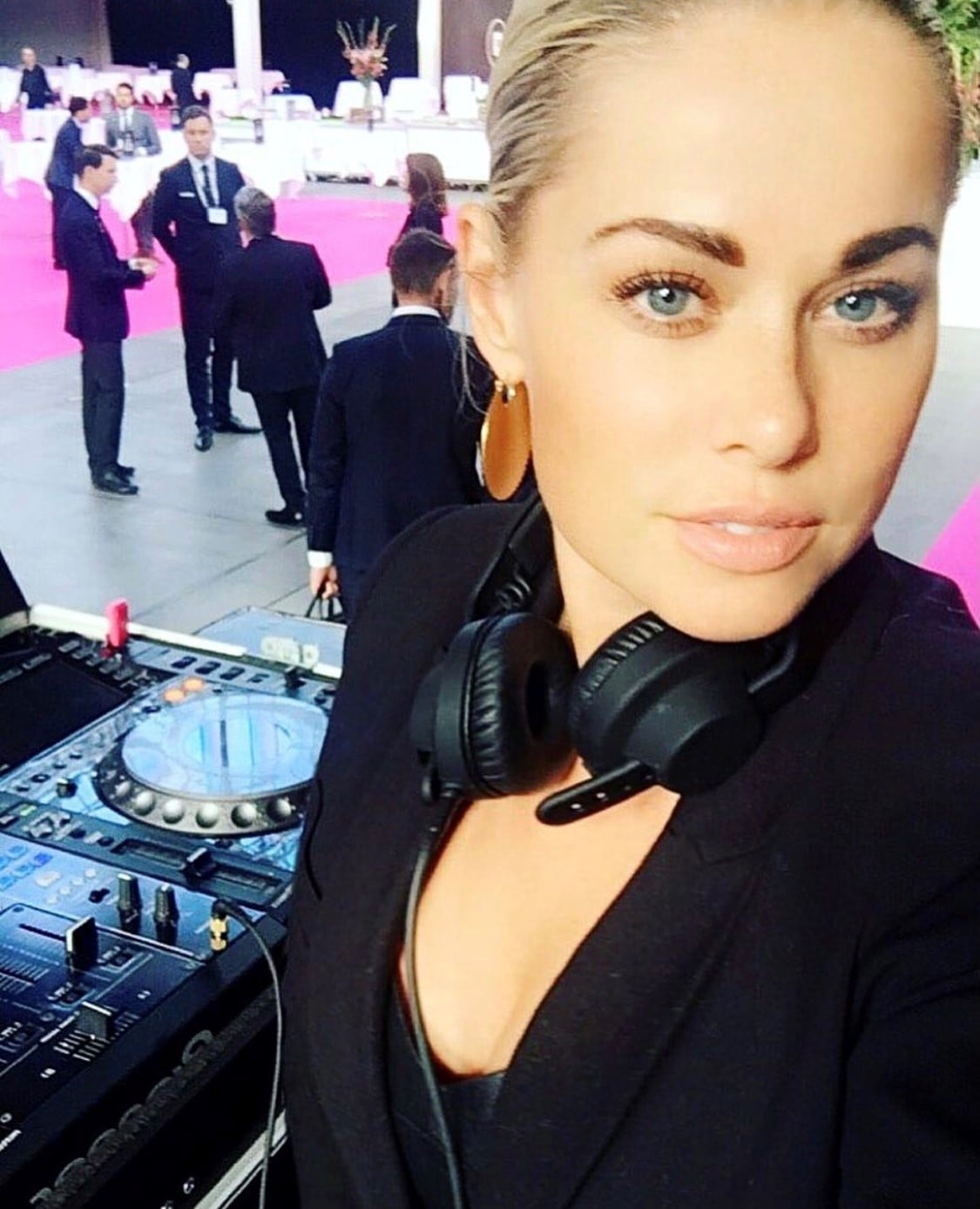 Nicoline Toft ved dj-pult