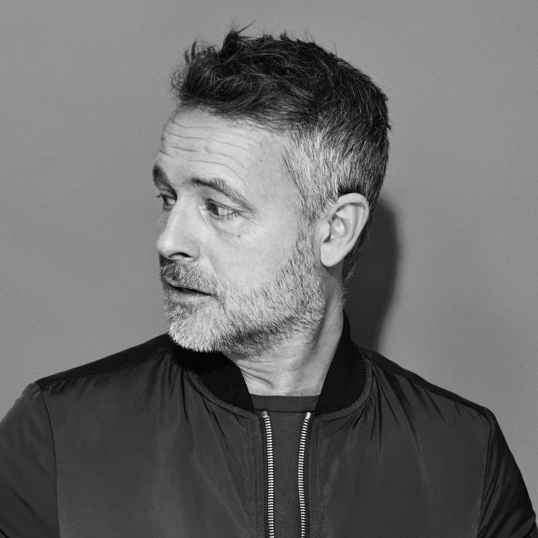 Nikolaj & Piloterne iført trøje med lynlås