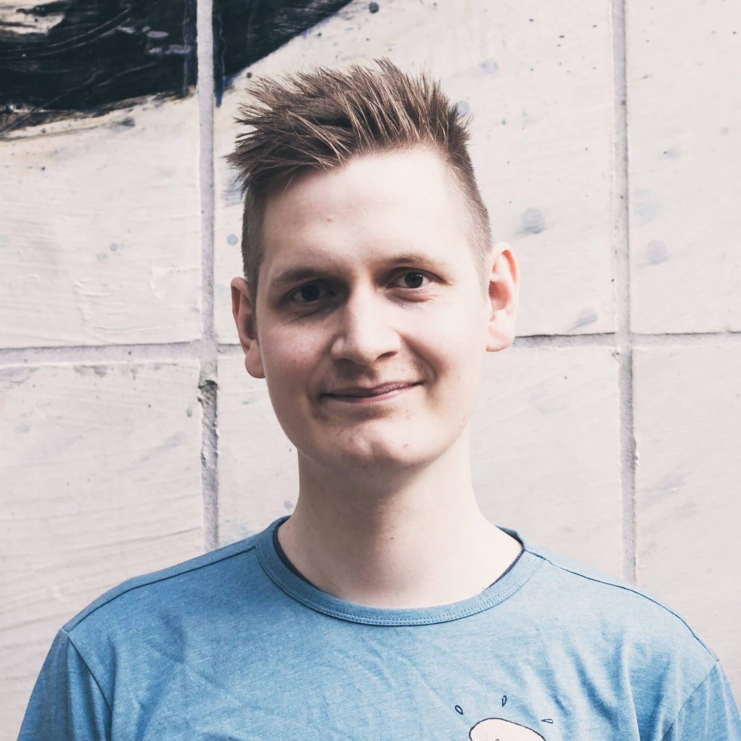 Olav Lundsgaard frontfoto iført blå bluse