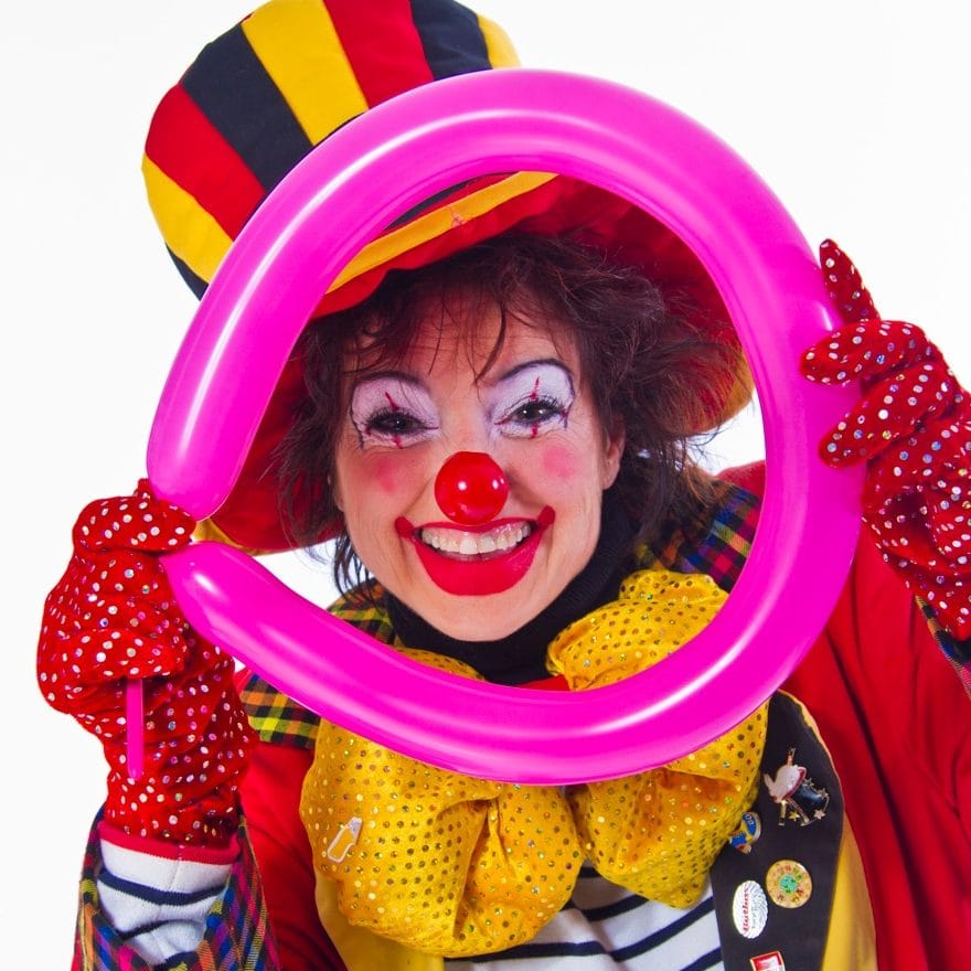 Sminkeklovnen Paliette kigger gennem ballon