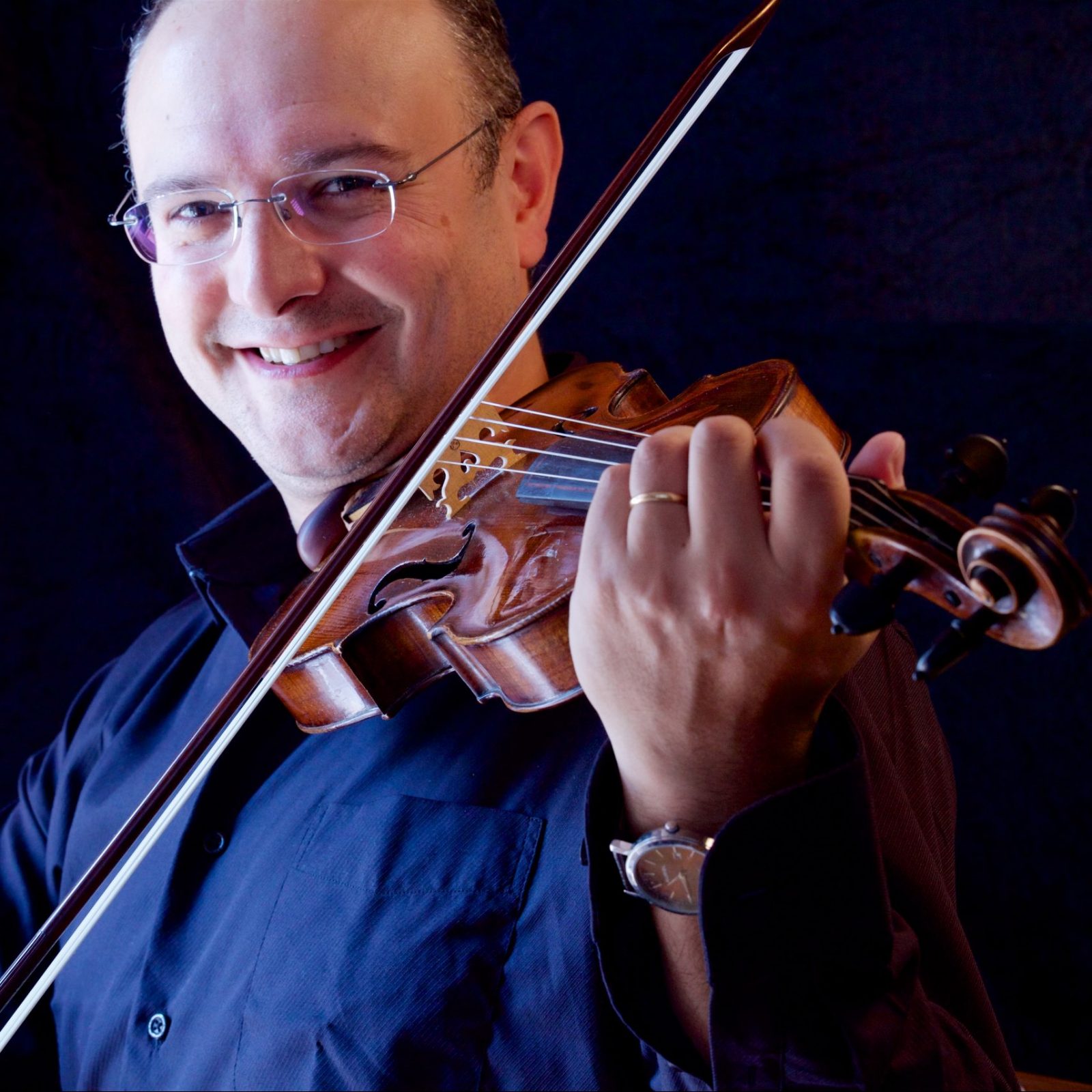 Roberto Falcone spiller violin med sort baggrund