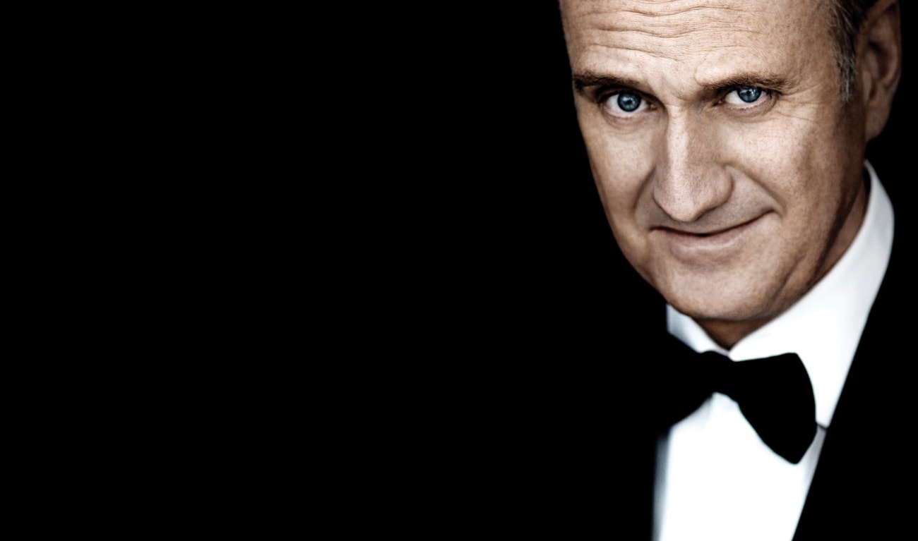 Søren Pilmark med butterfly og sort baggrund