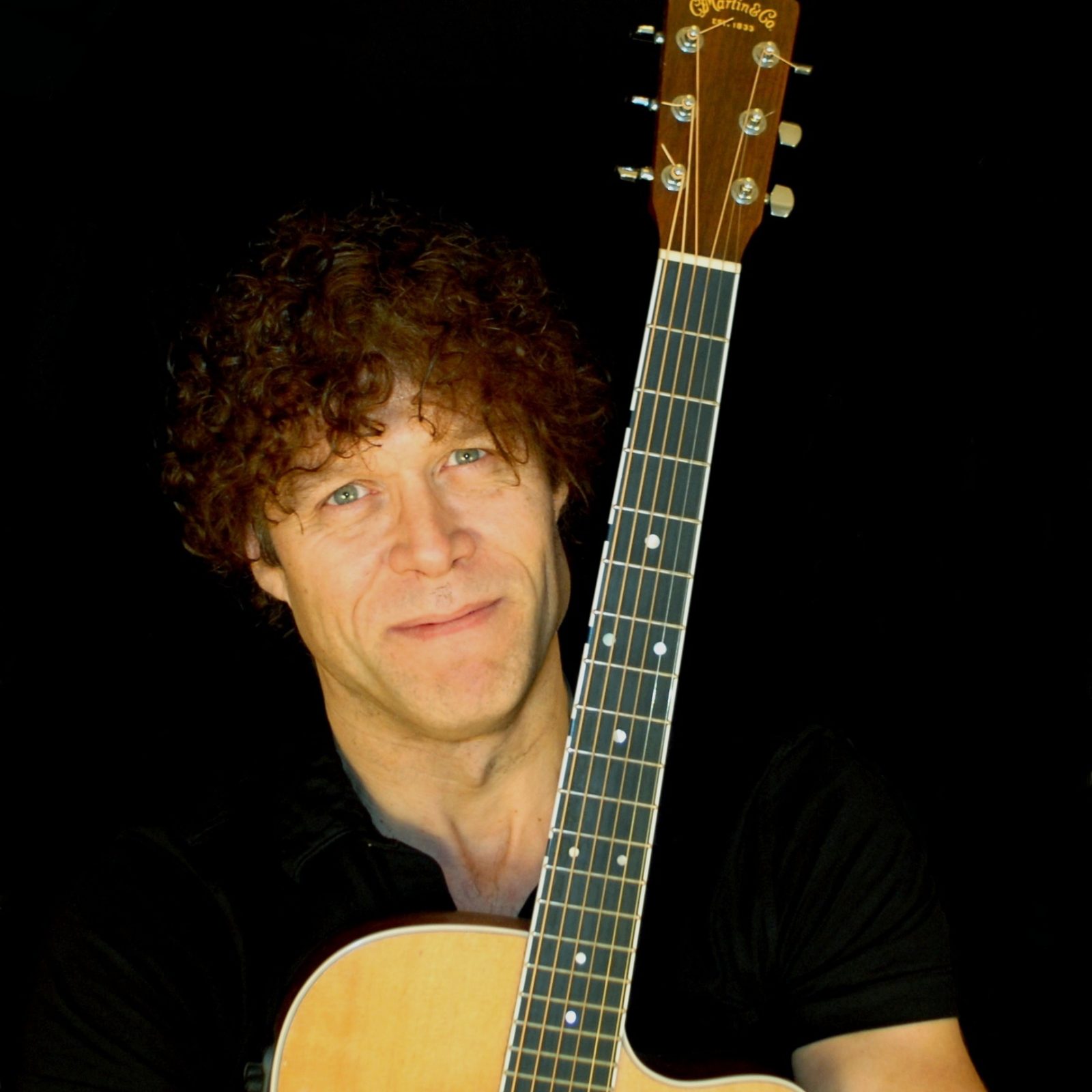 John Pilkington iført sort