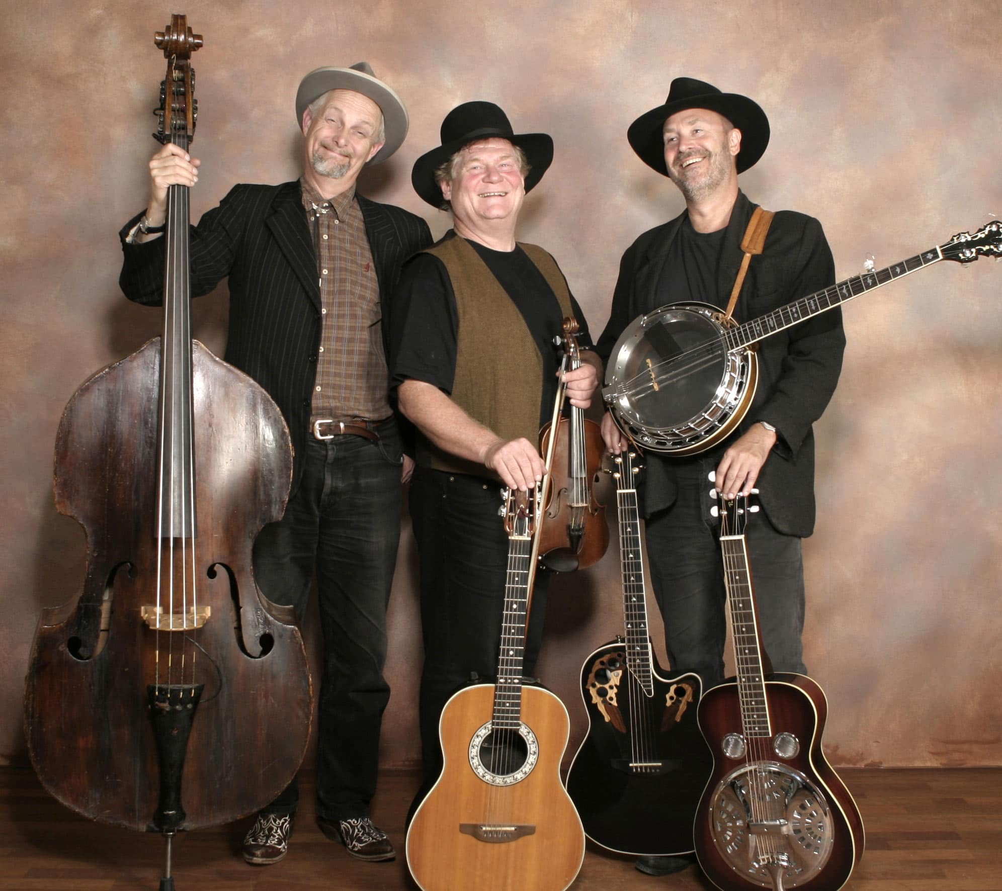 The Muleskinners indendørs med instrumenter