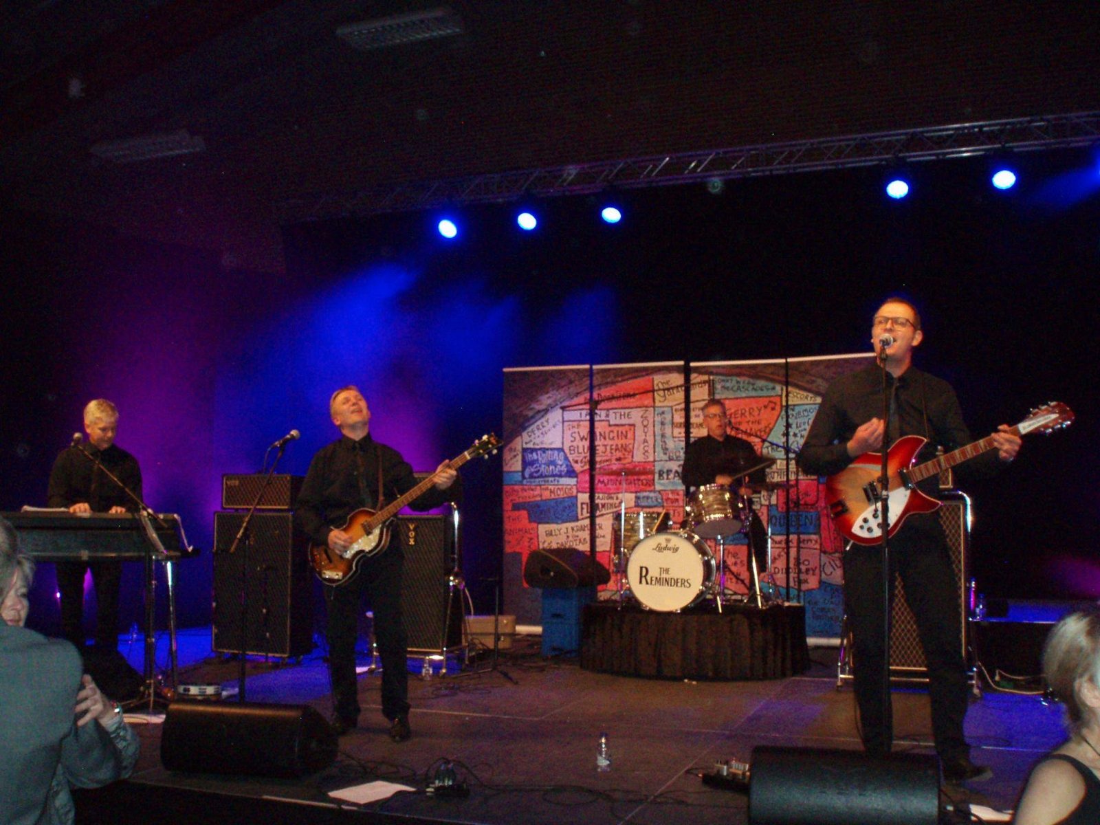 The Reminders optræder på scene