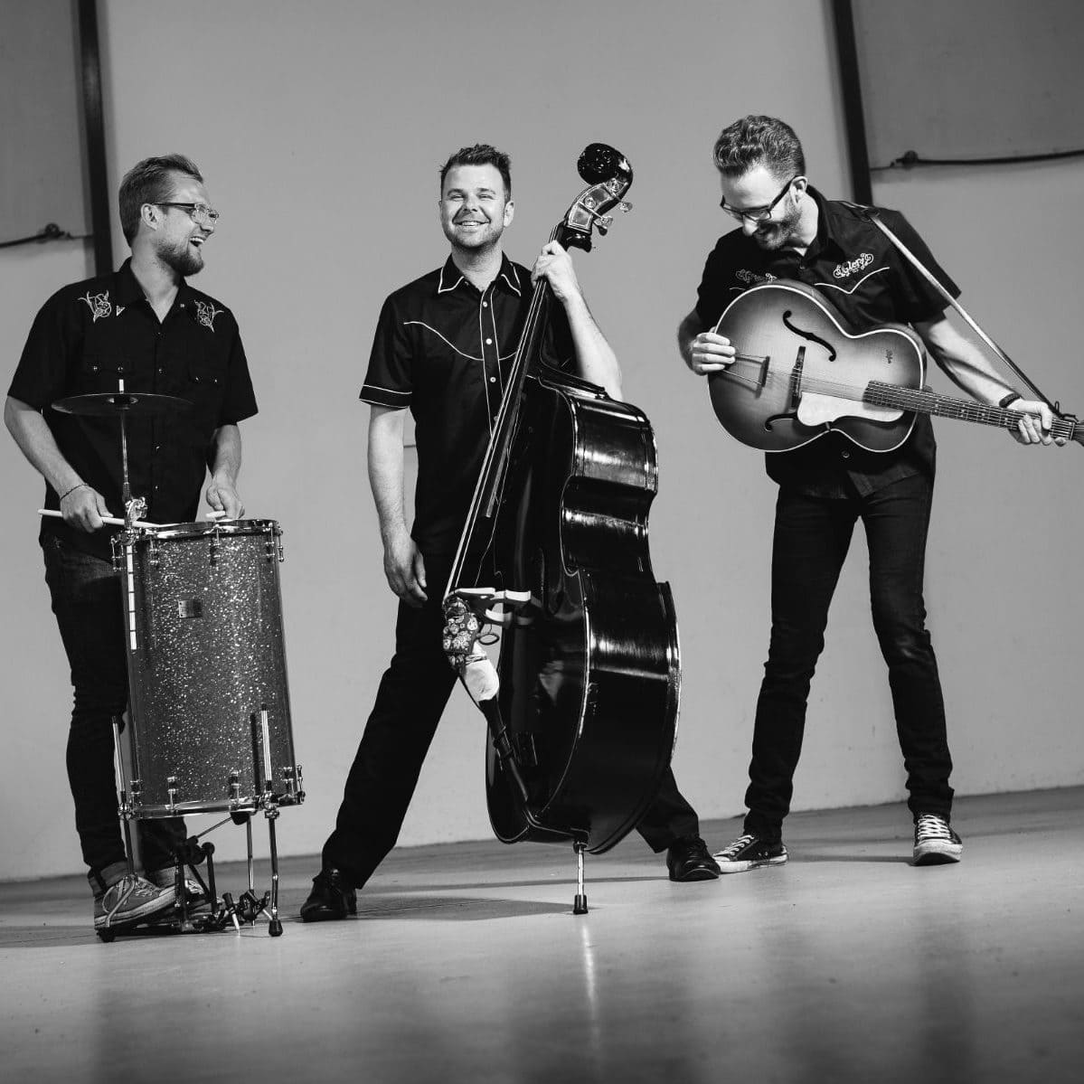 The Shakers stående med instrumenter