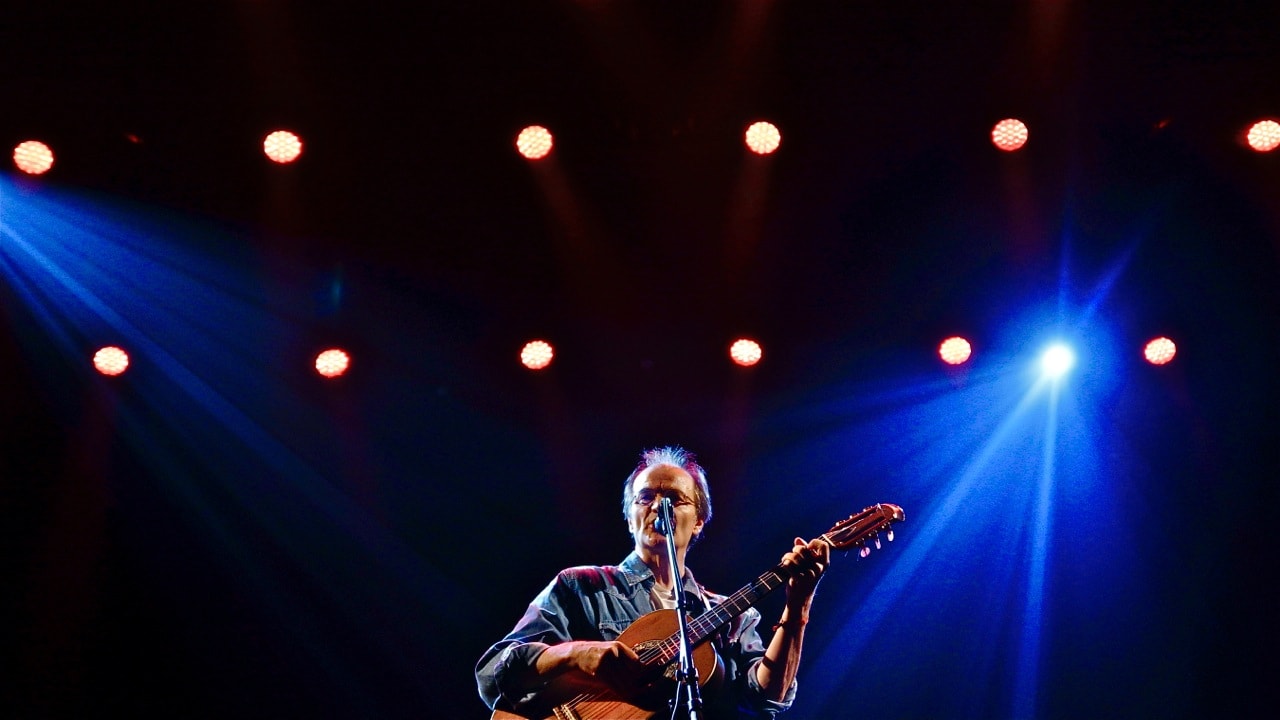 Thomas Kjellerup i centrum af scene med blåt lys