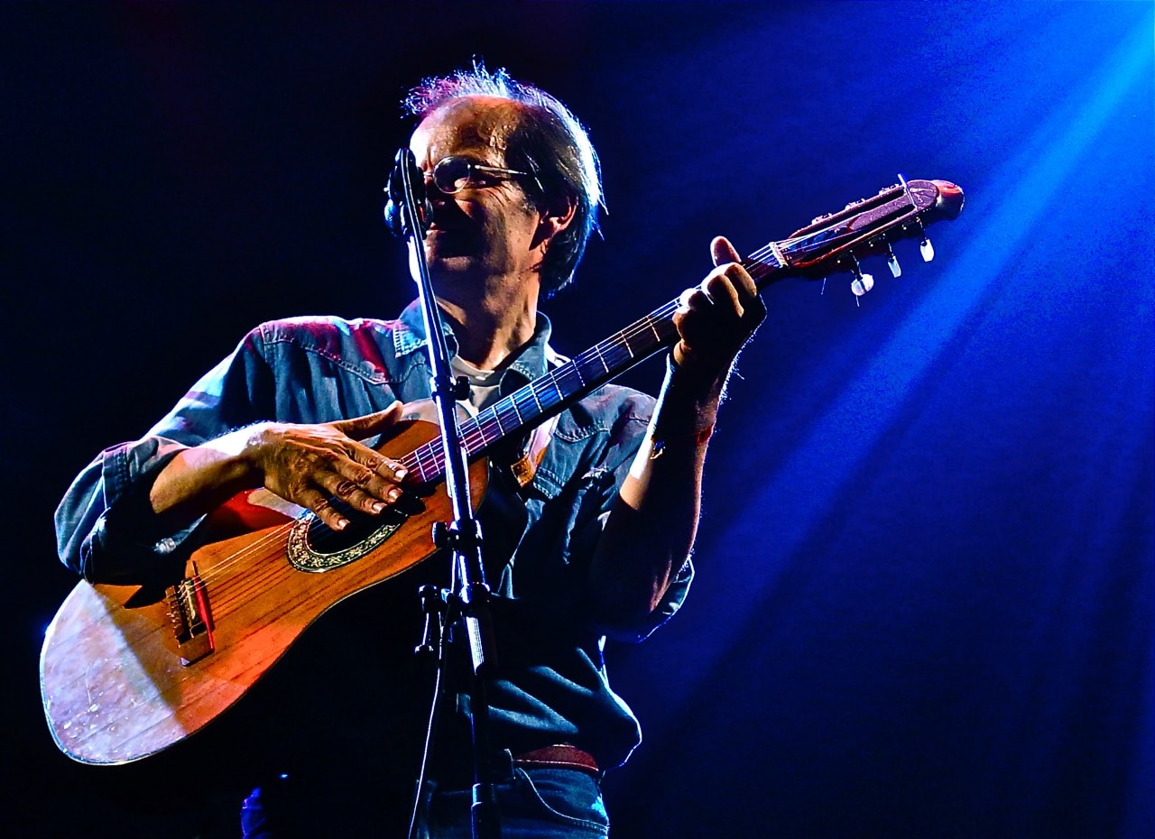 Thomas Kjellerup på scene med blåt lys