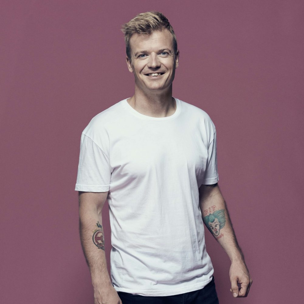 Tobias Dybvad hvid t-shirt og sorte bukser