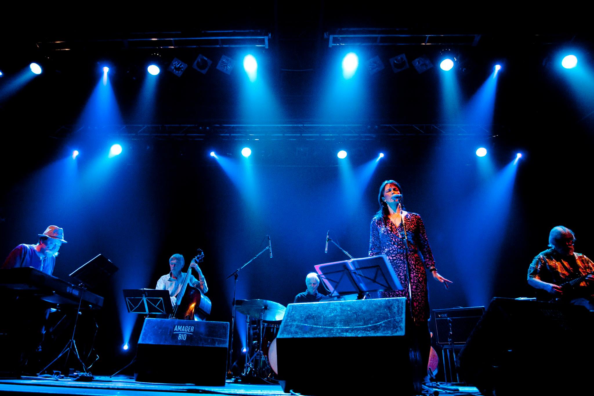 Trilleband fem personer på scene