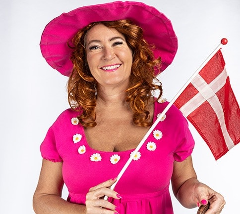 Yvonne Show iført pink med flag