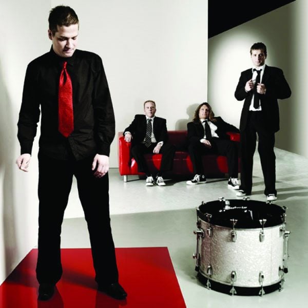 Back Beat med rød løber og sofa