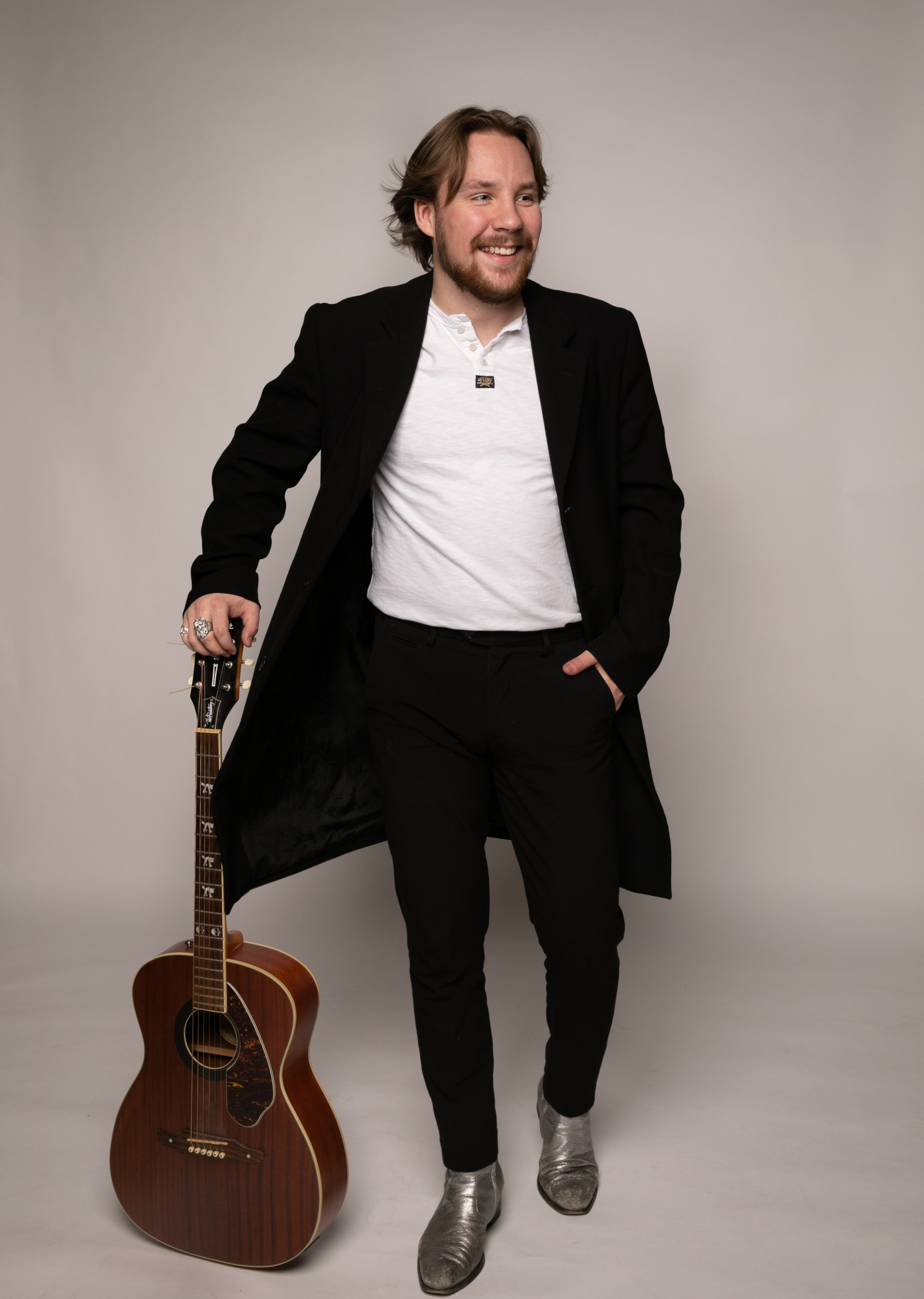 Cai Tonks stående med frakke