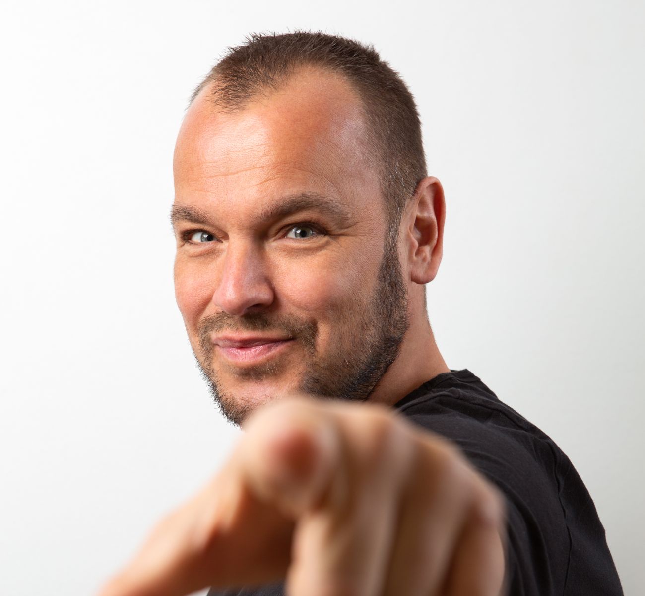 Chief 1 close-up og peger ind i kameraet