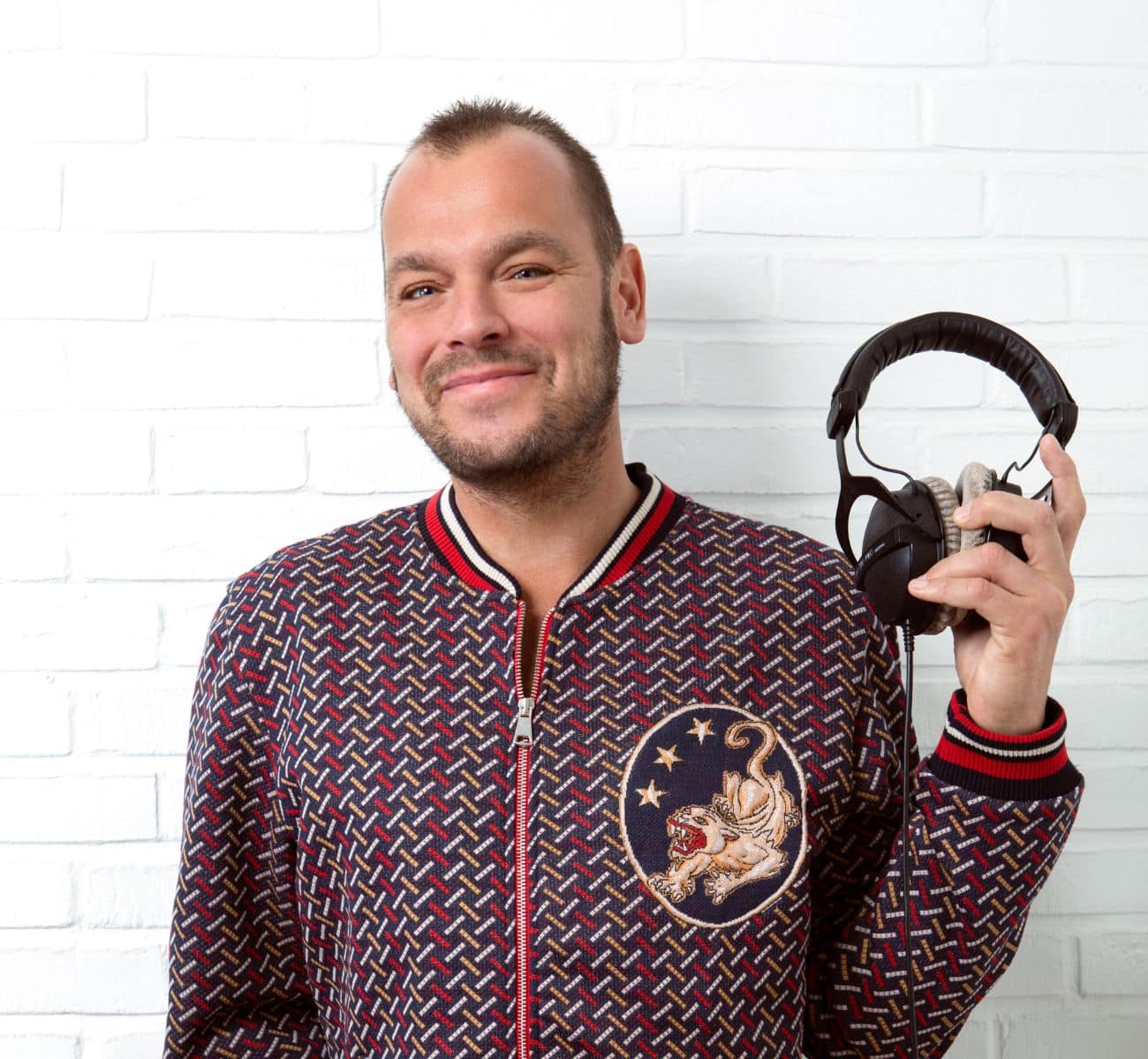 Chief 1 i farve med hvid baggrund og head set i hånden