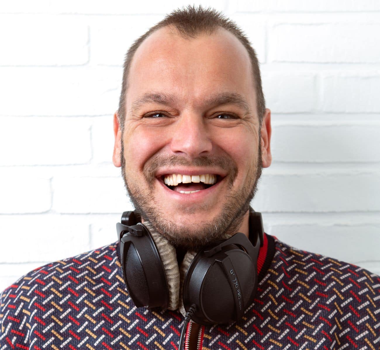 Chief 1 i farve med head set om halsen