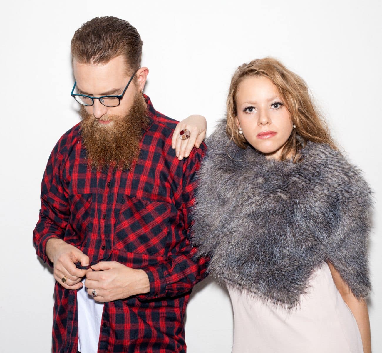 DJ Killers to personer med hvid baggrund