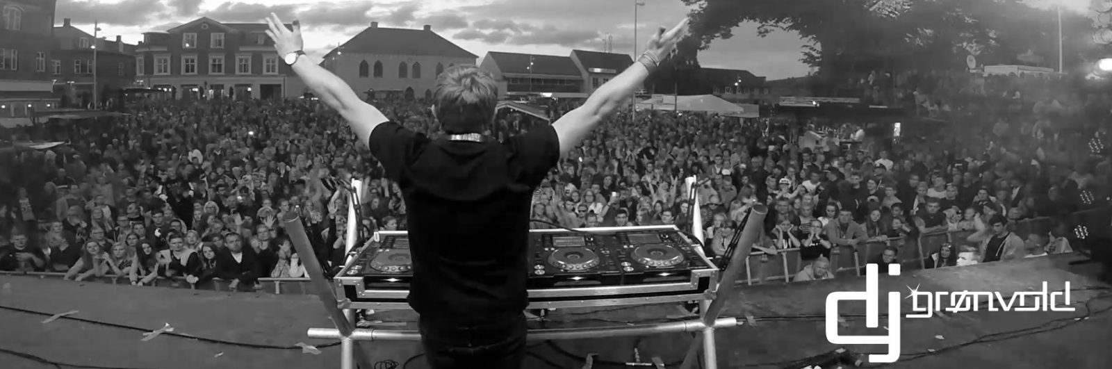 DJ Grønvold med arme i vejret - coverbillede