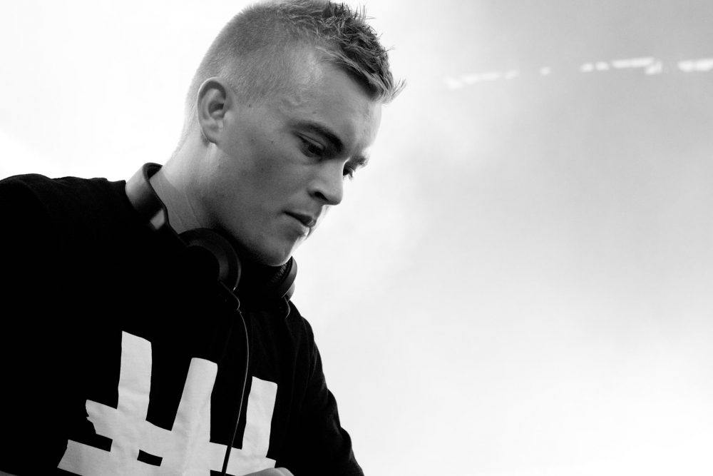 DJ Grønvold med head set om halsen