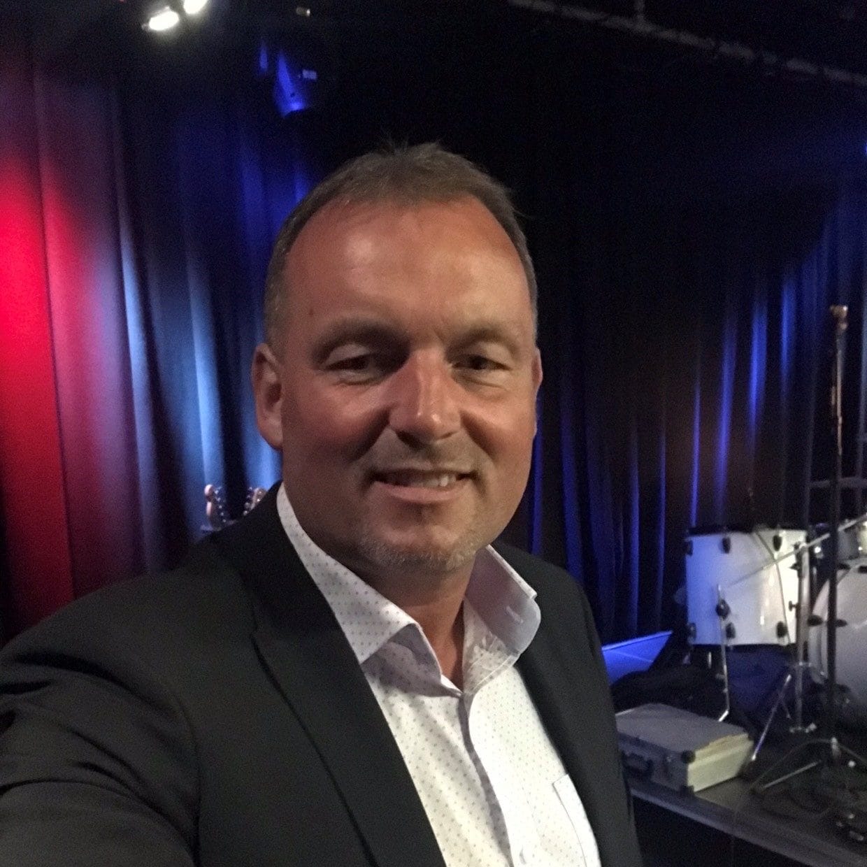 DJ Bryan kvadratisk med rød og blå baggrund