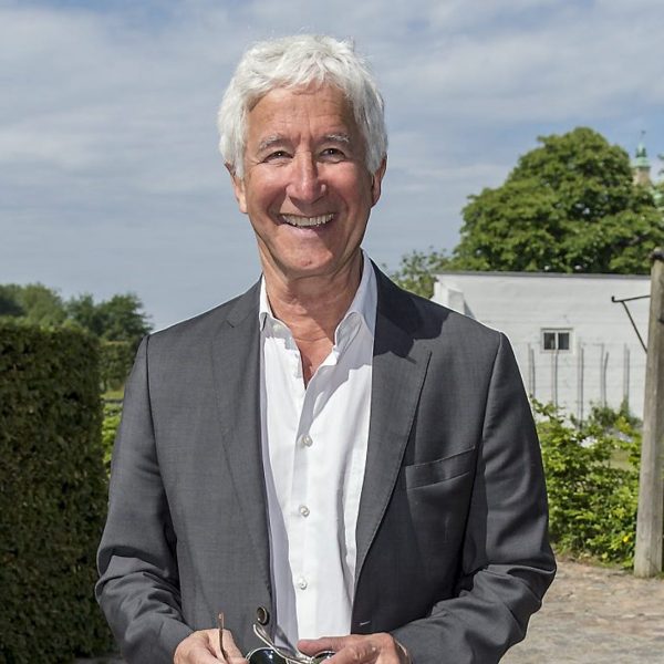 Eddie Skoller holder solbriller i hænderne