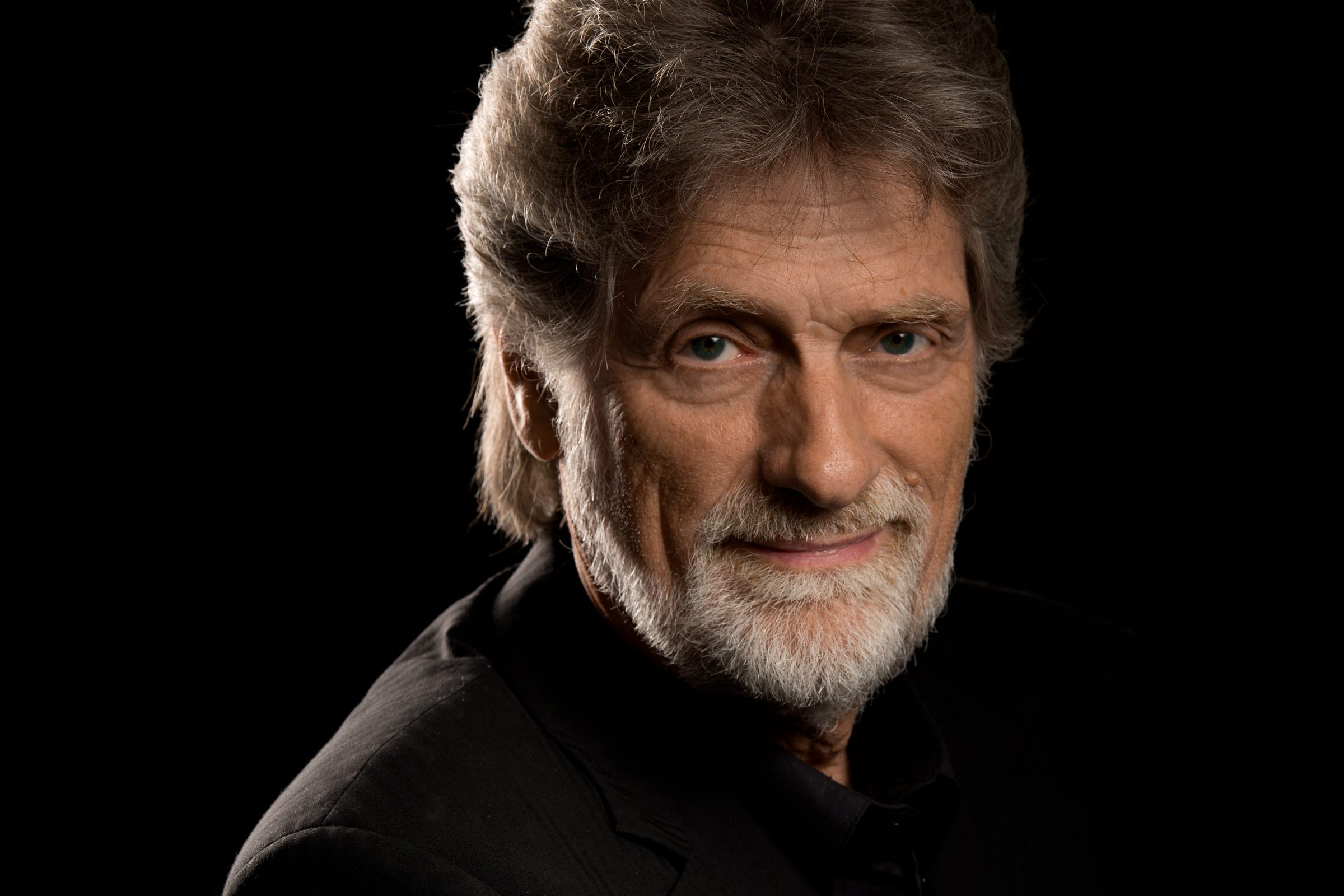 Ivan Pedersen & Backseat med sort skjorte og sort baggrund