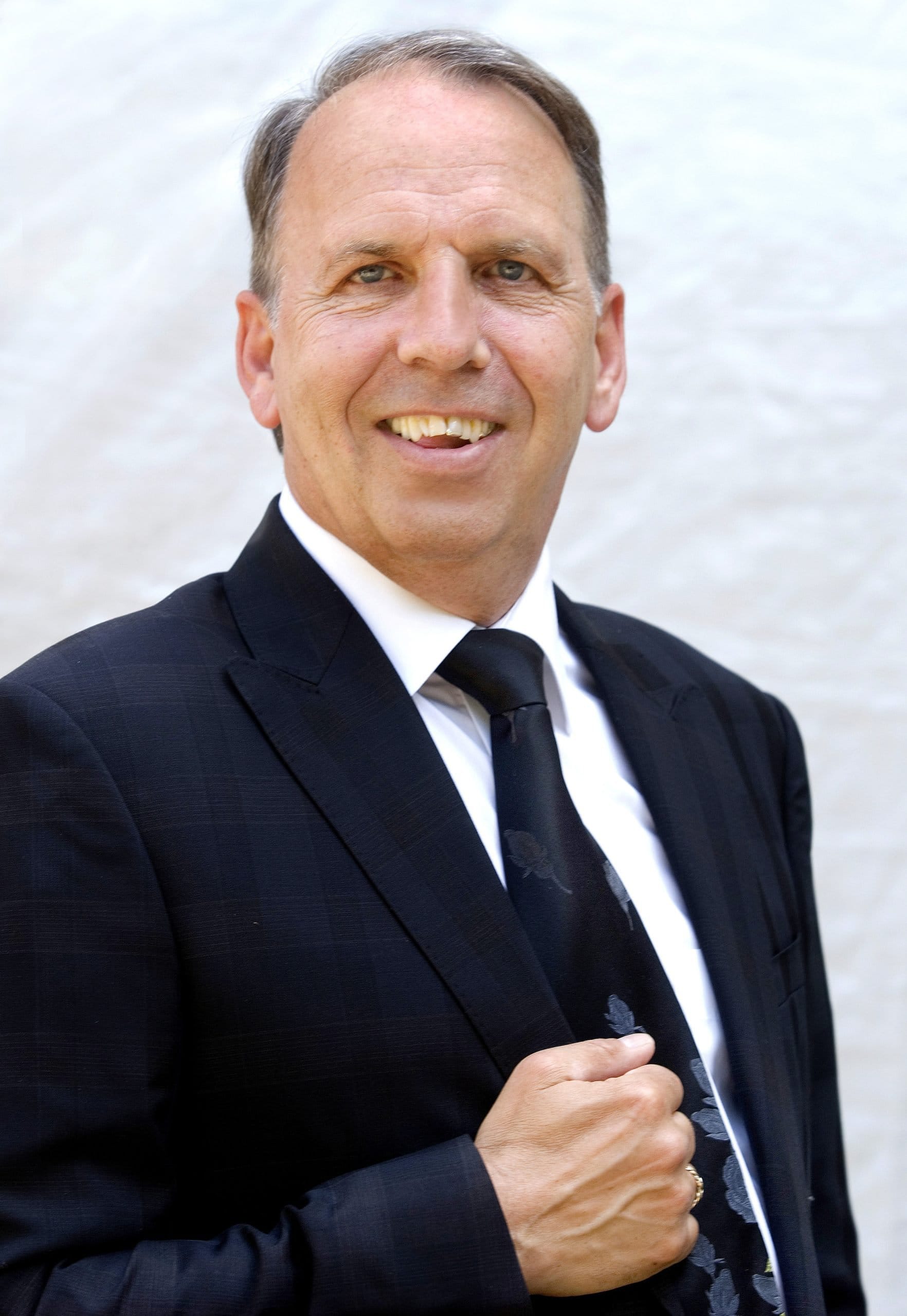 Jacob Haugaard iført sort jakke og slips