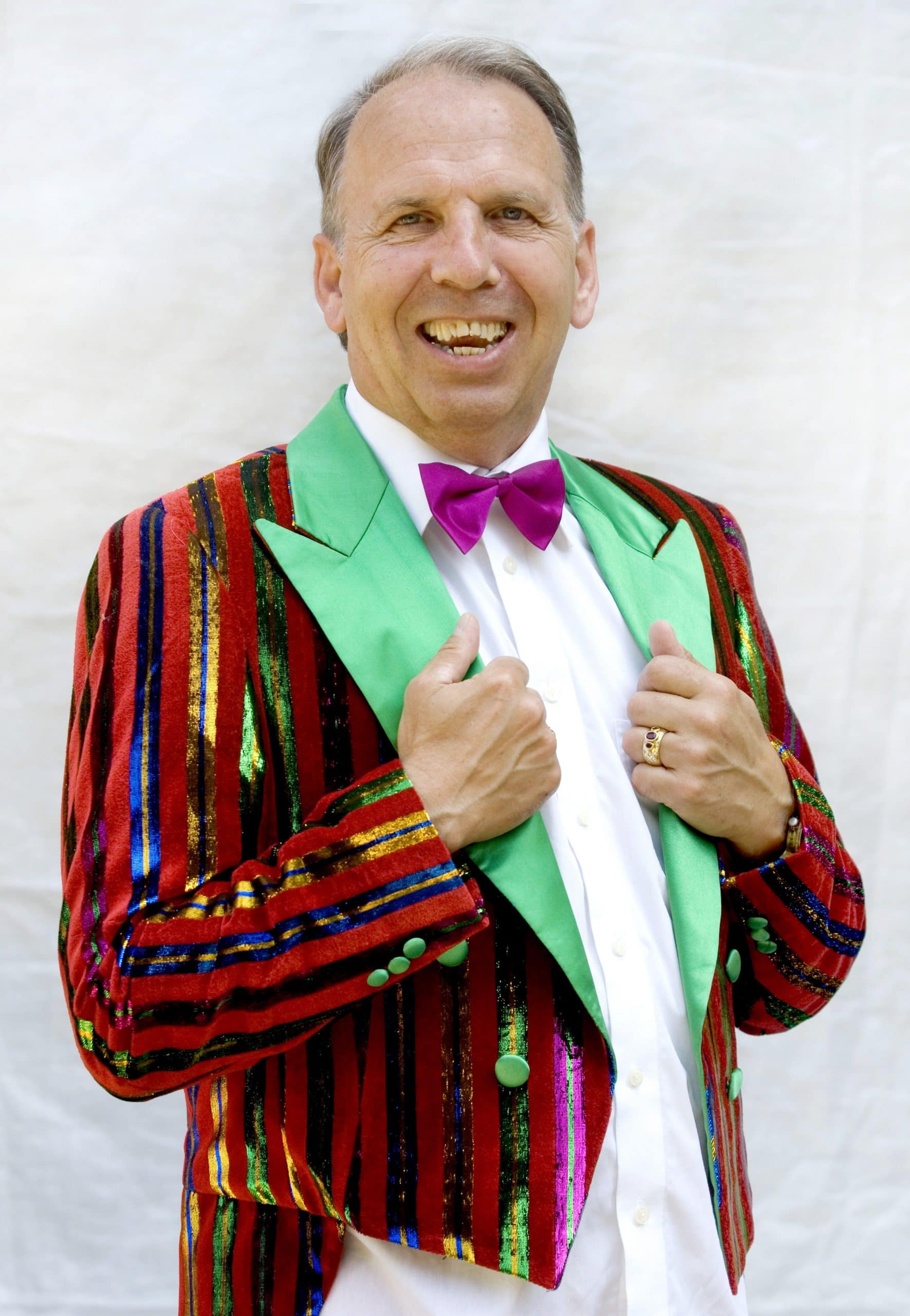 Jacob Haugaard iført rød jakke med glitter