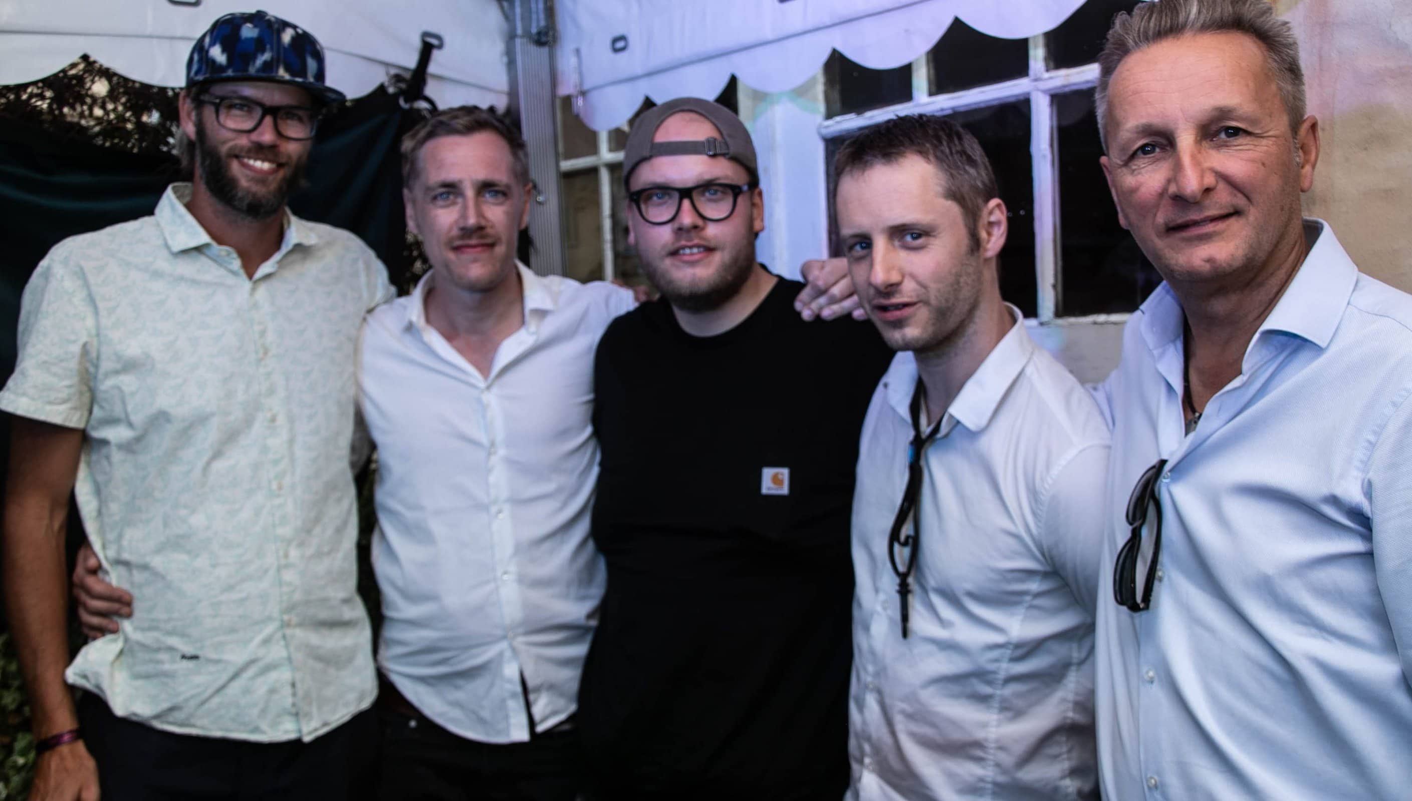 Jazzeau får taget billede ved telt