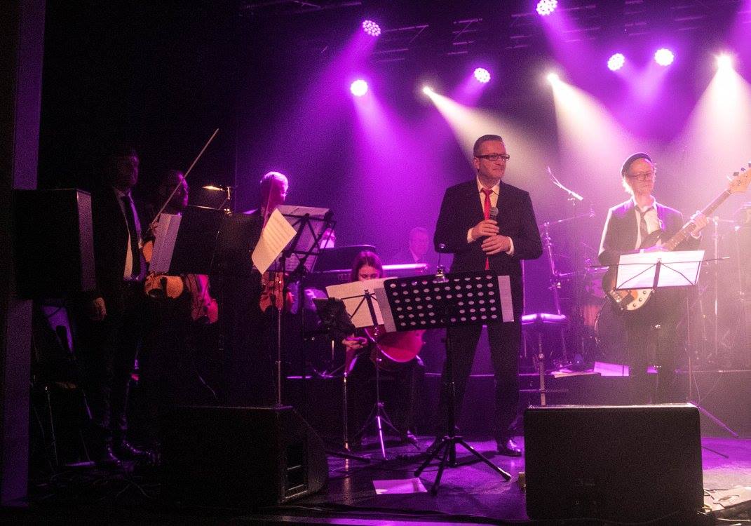 Jazzeau med lilla scenelys