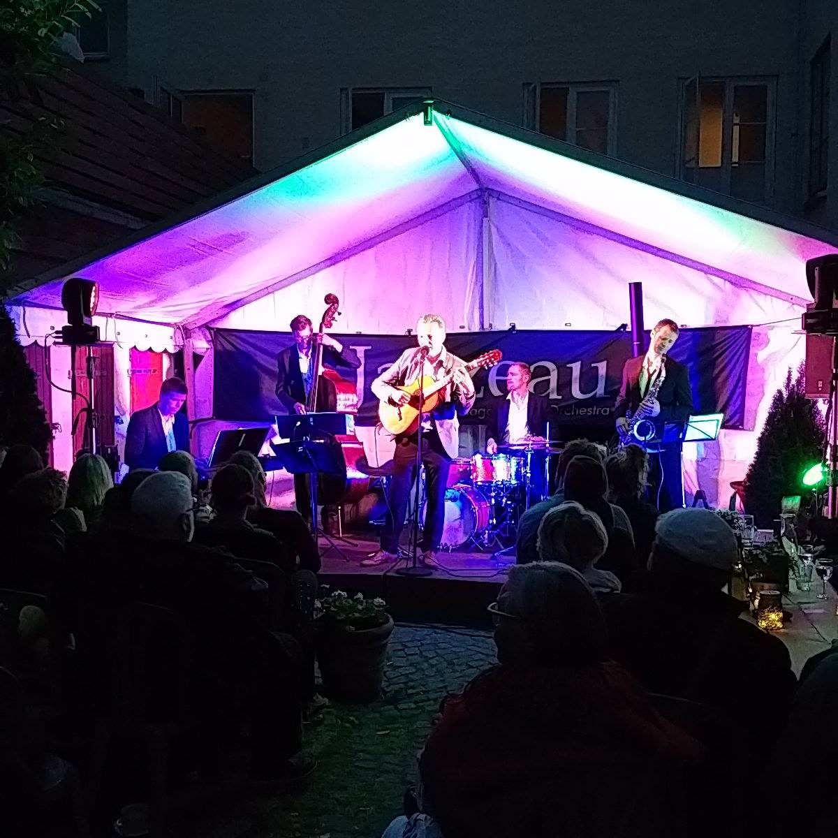 Jazzeau på scene foran siddende publikum