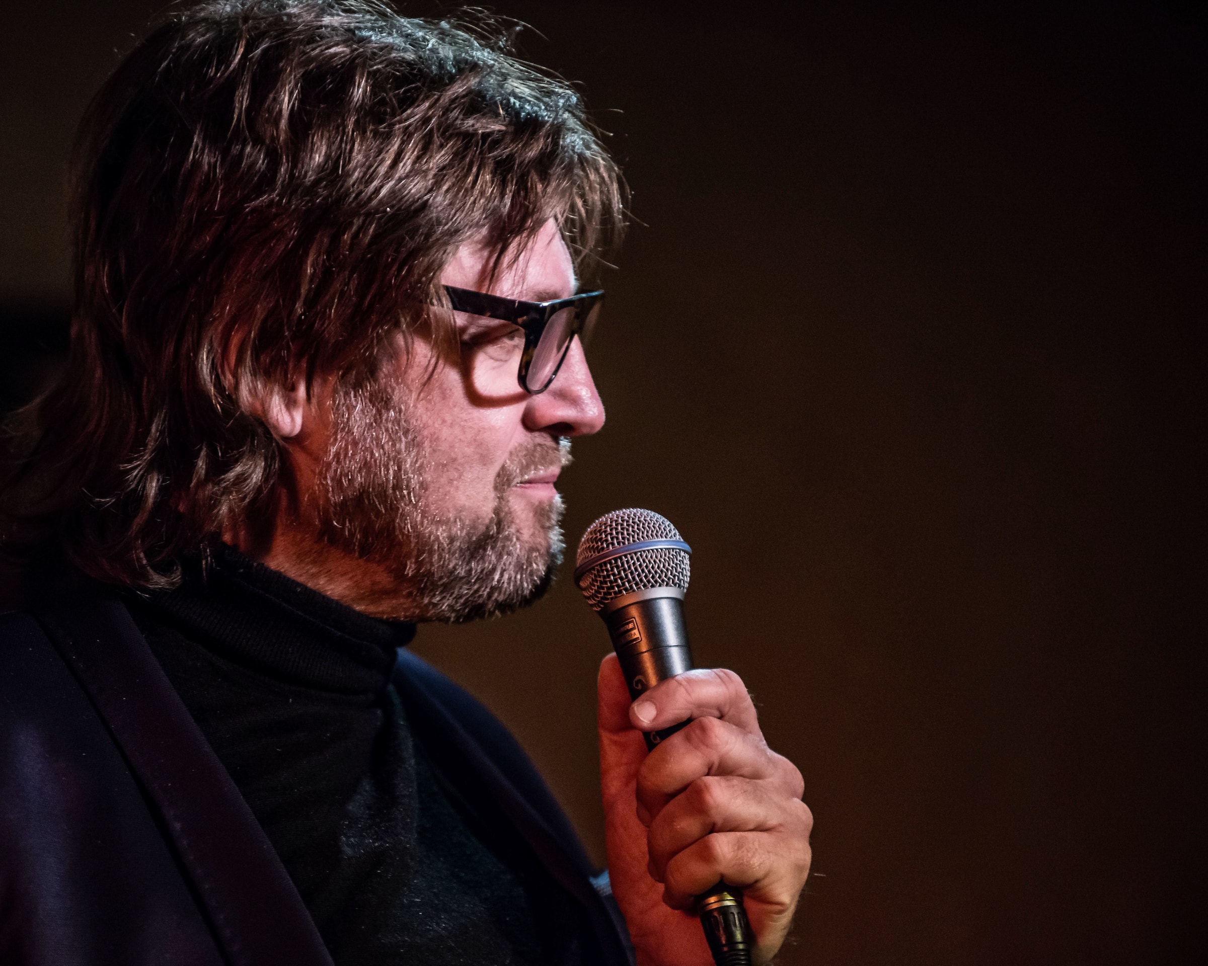 Jes Busk fra siden med mikrofon