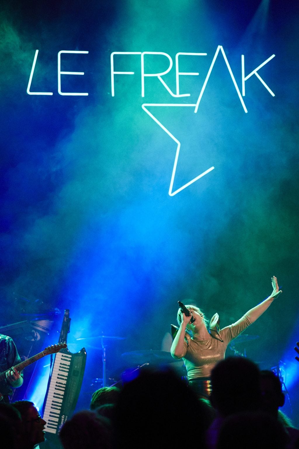 Book Le Freak på tlf 70 27 03 07 Danmark