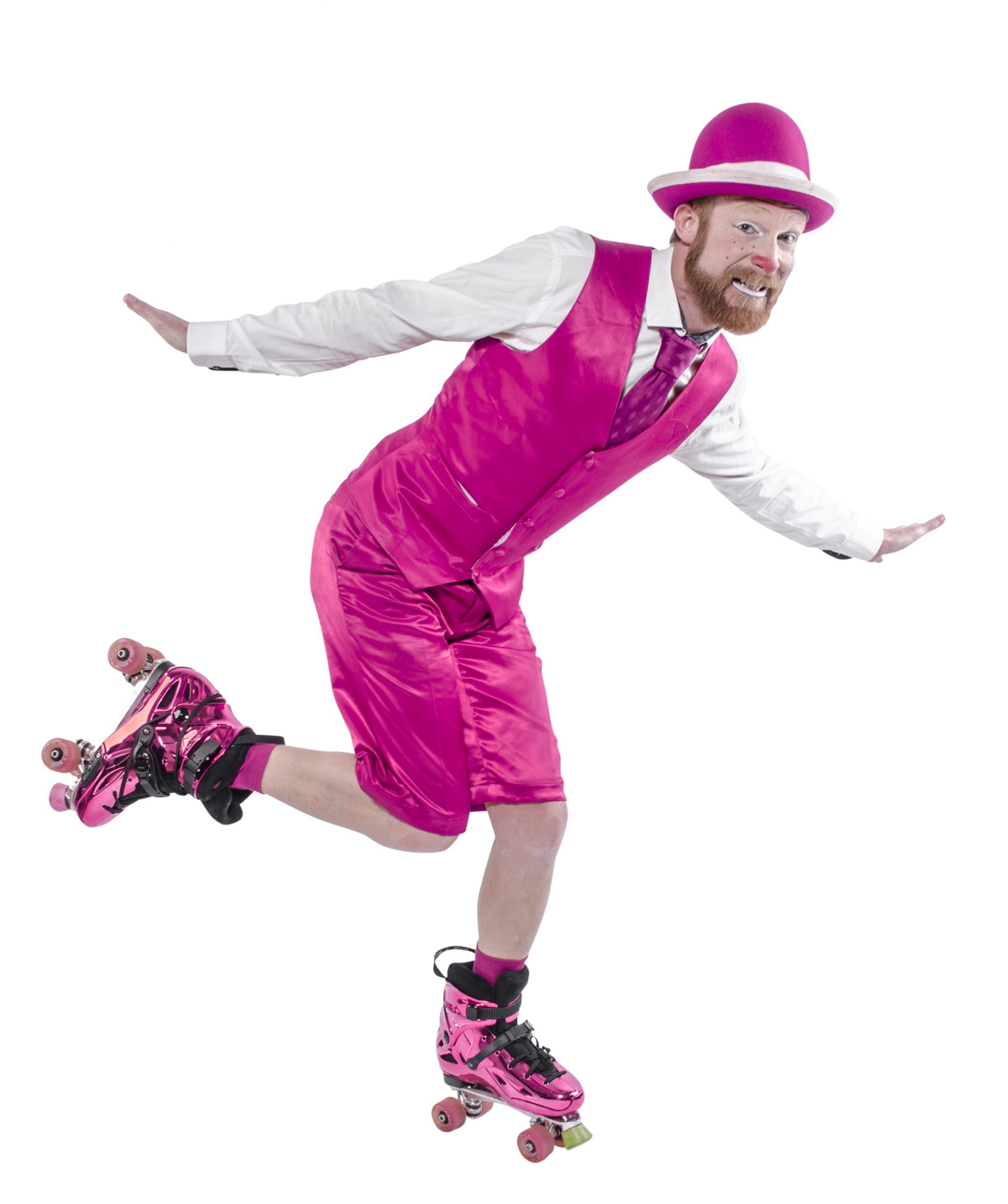 Mr. Pink på ét ben med rulleskøjter