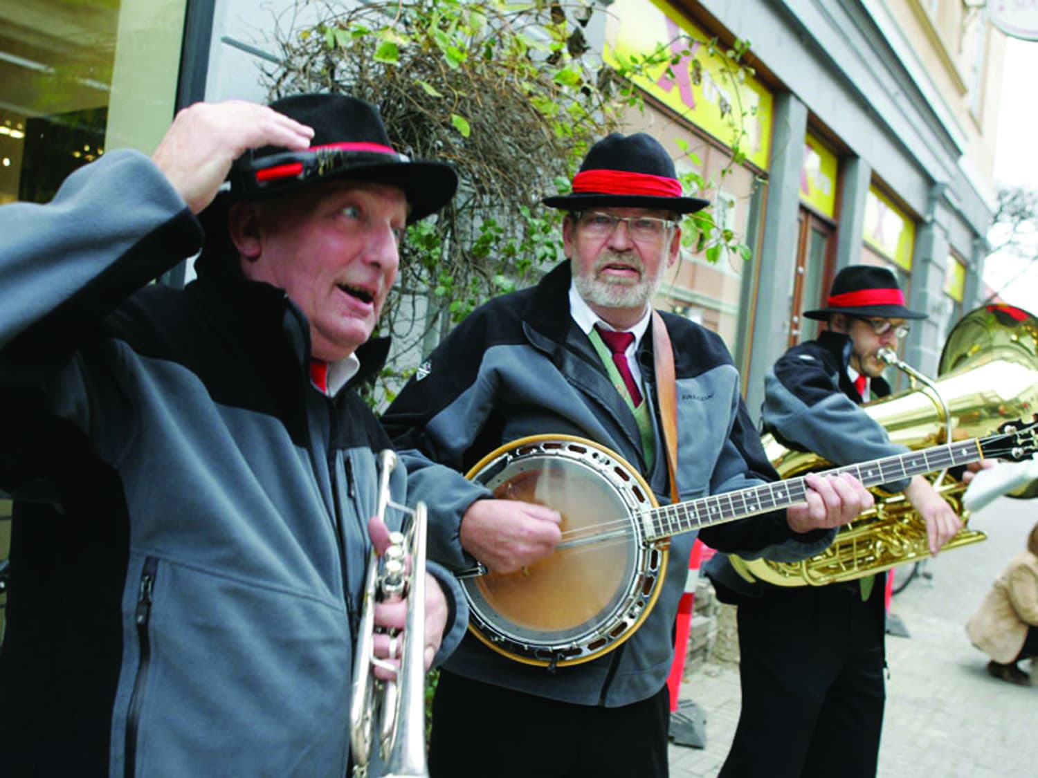tre mænd med instrumenter udendørs